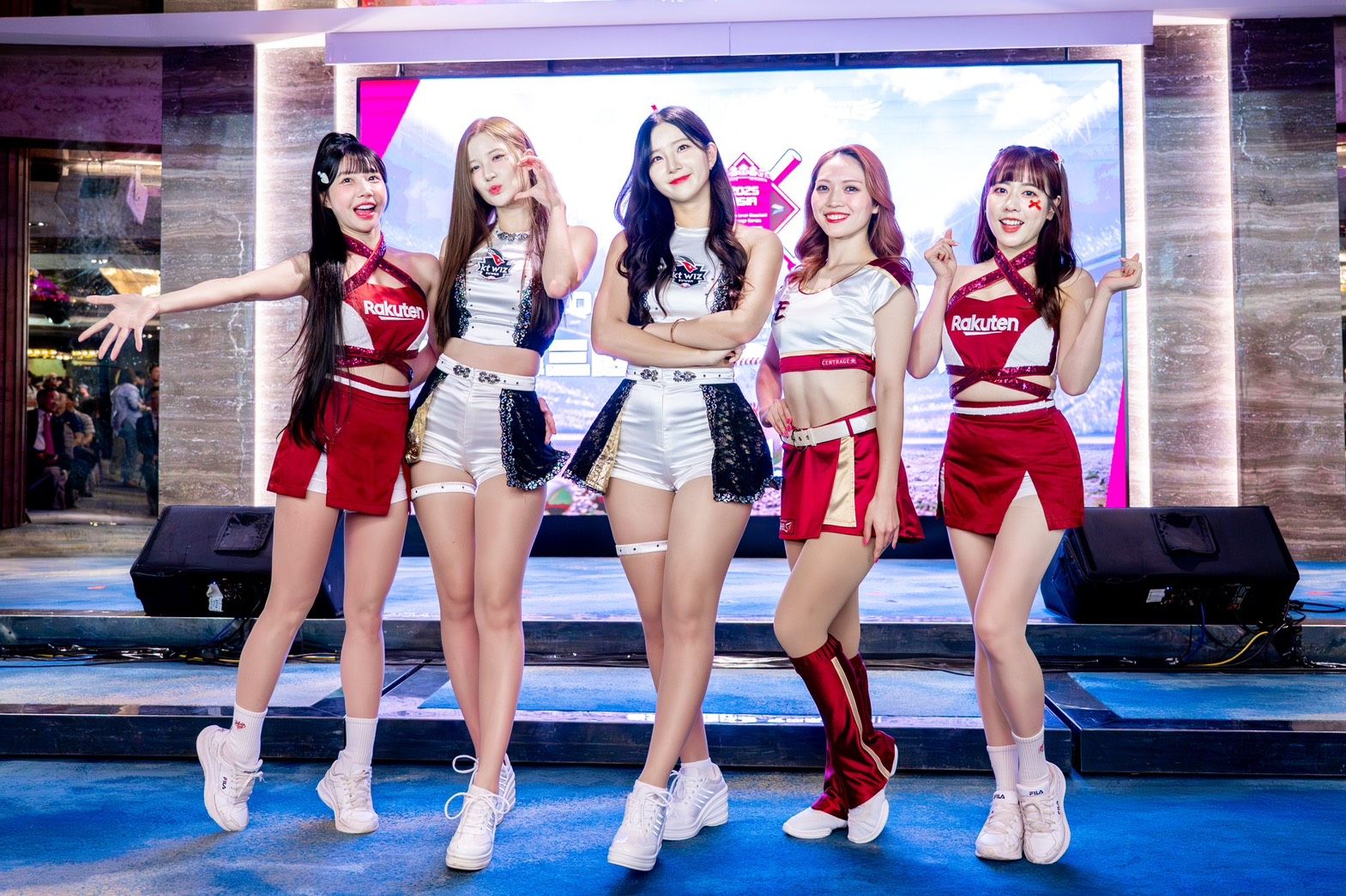 日本東北樂天金鷲、韓國KT巫師與臺灣樂天桃猿三支球隊啦啦隊代表熱情邀請球迷進場觀賽。（圖／桃園市政府提供）