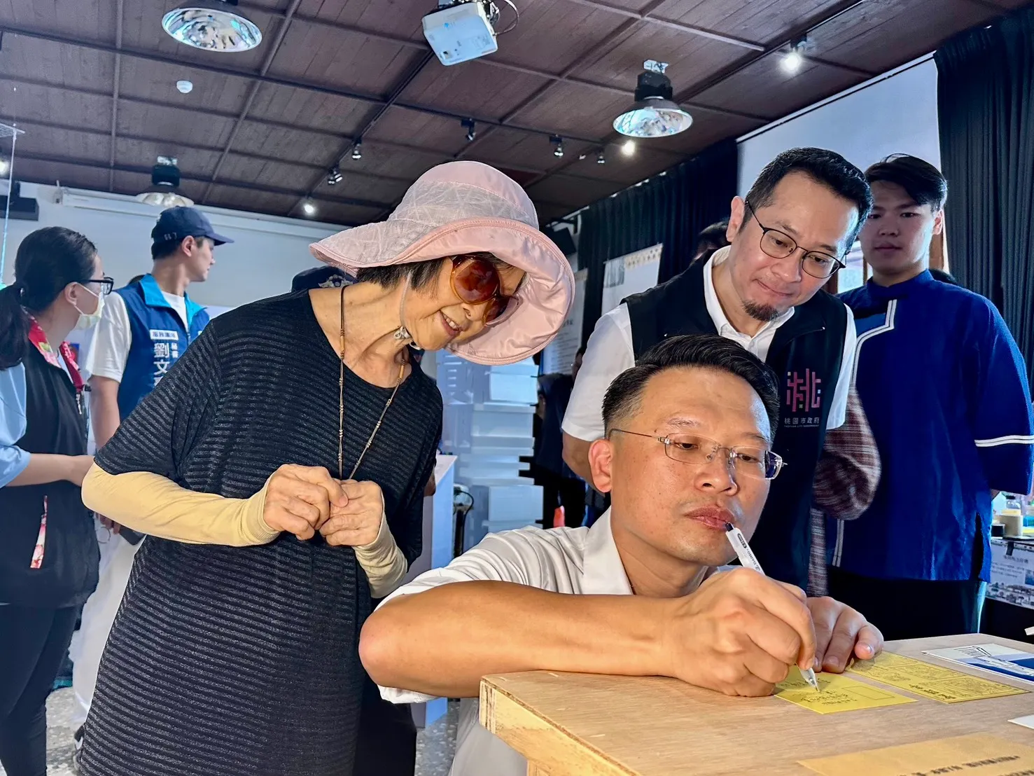 蘇俊賓也在參觀展覽時以紀念明信片寫下對黃永松、李南華老師的感謝。（圖／桃園市政府提供）