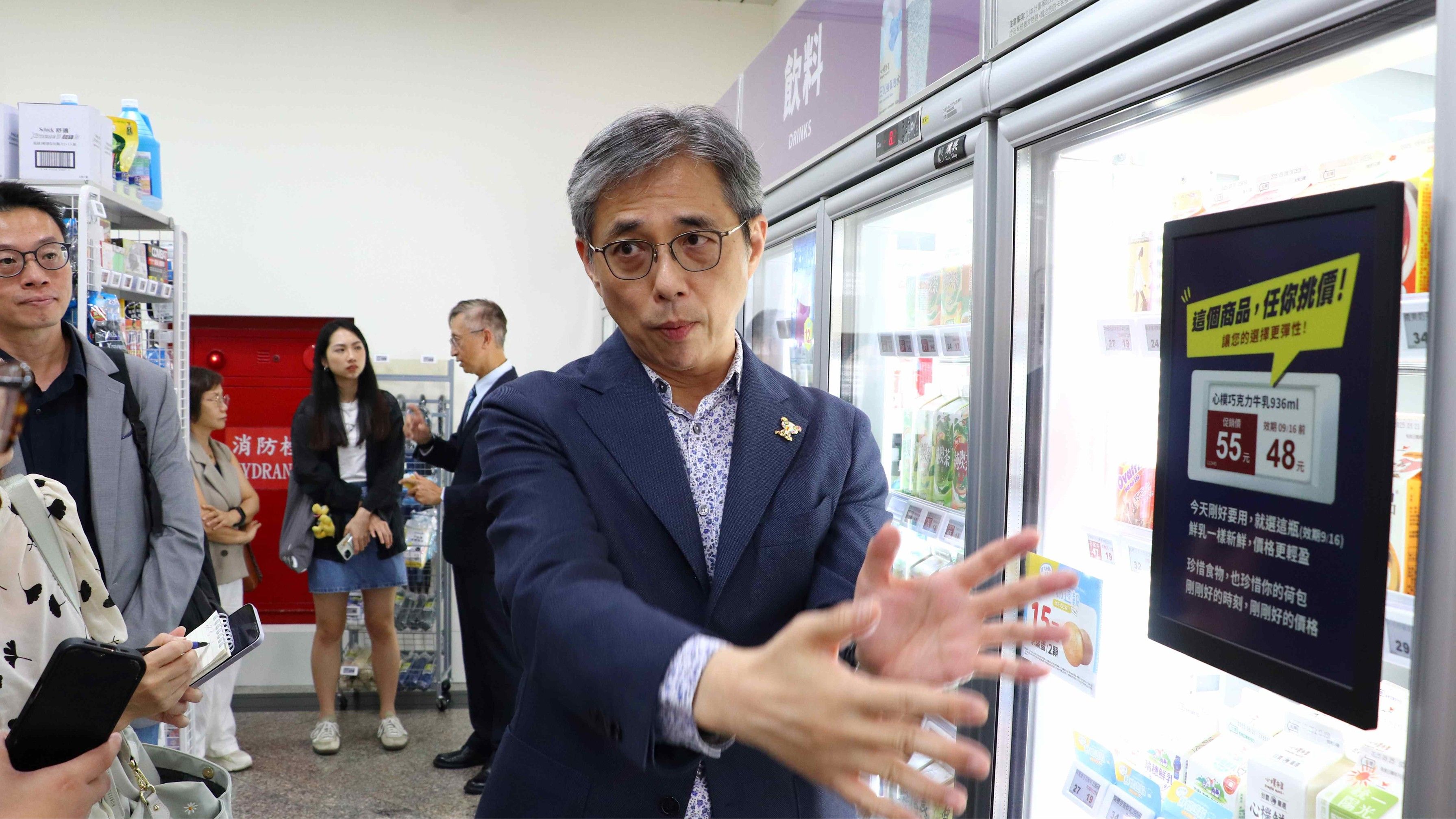 三商家購董事總經理邱光隆展示電子價卡的多元應用。（圖：美廉社提供）