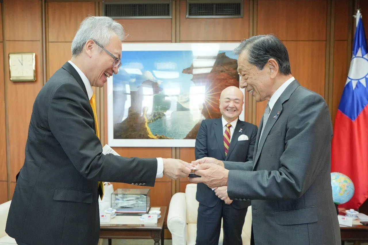 20250917-外交部政務次長吳志中（左）16日接見日本台灣交流協會新任會長隅修三（右）等一行人。（外交部提供）