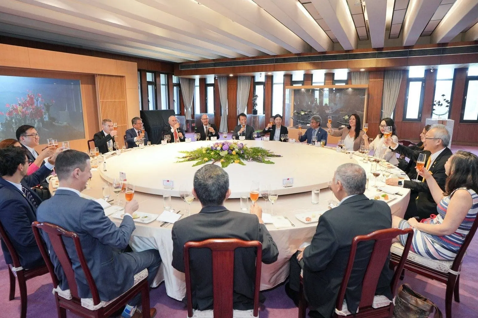 20250917-外交部政務次長吳志中16日代表外交部午宴款待以色列國會友台小組主席杜伯斯基所率領的跨黨派議員訪問團。（外交部提供）