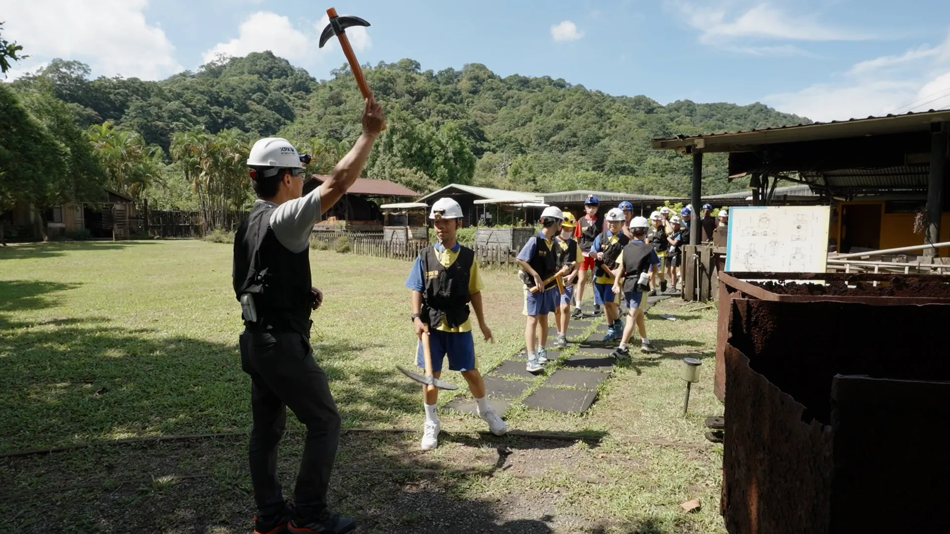 新北市文化局以新登錄之新平溪煤礦歷史建築群為基地，與新平溪煤礦博物園區合作，舉辦小小礦工體驗營。（圖/ 新北市政府文化局）