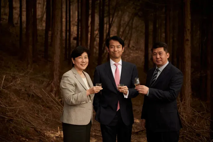 Komoro Distillery 小諸蒸餾所結合了創辦人團隊、包含執行長島岡高志、營運長島岡良衣以及首席調酒師張郁嵐豐富的經驗，加上優質的地質與水源，成就天時、地利與人和的三方共融。