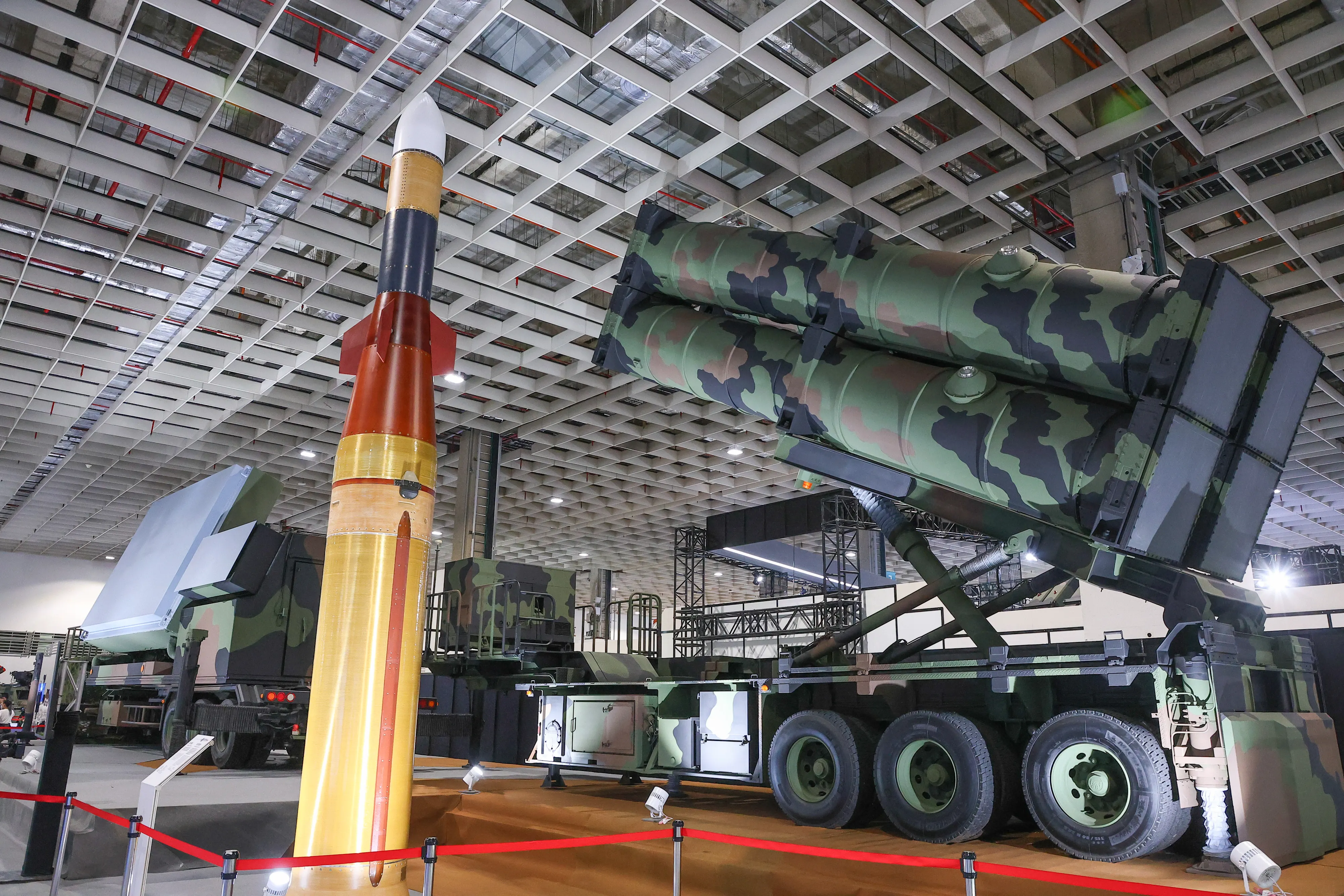 20250917-2025年台北国際航空宇宙・防衛産業展国防館、強弓ミサイル防空システム。（顏麟宇撮）
