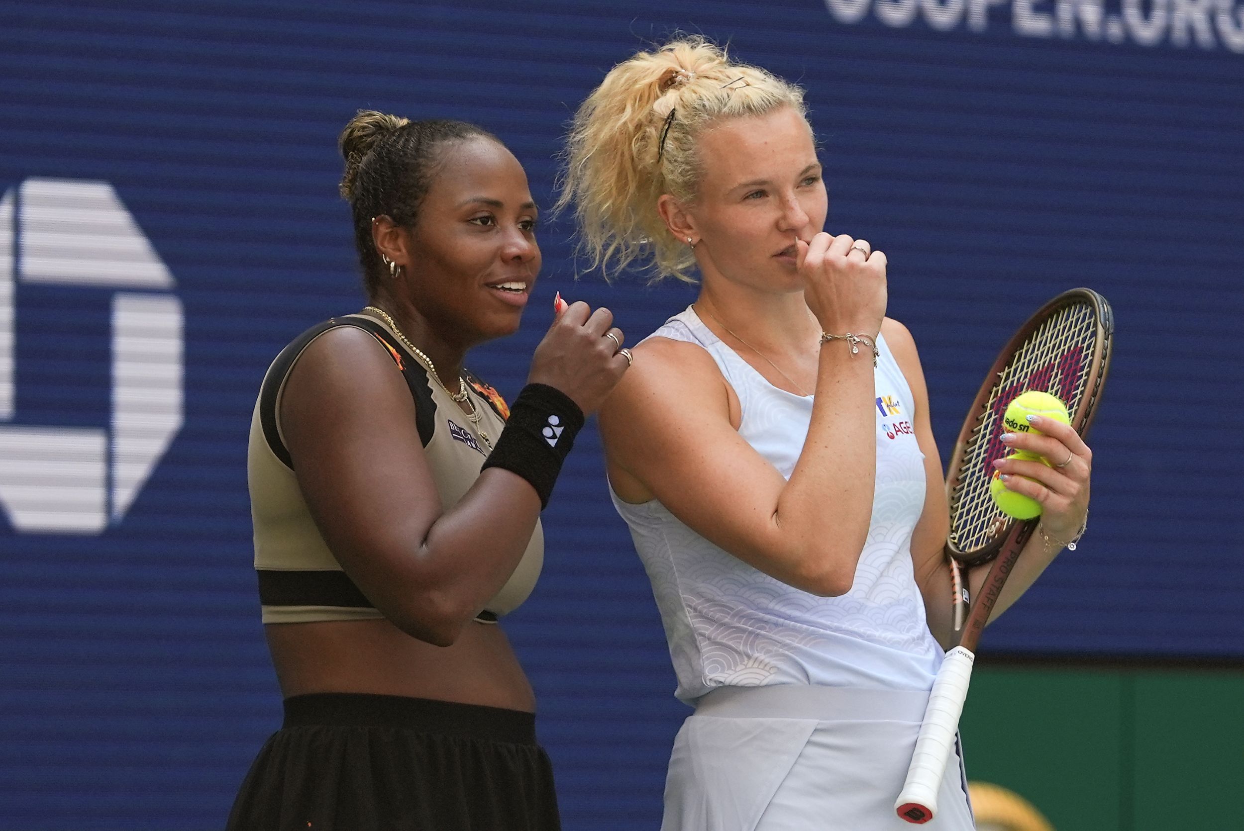 美國女雙世界第一的湯森（左）與搭檔捷克好手斯尼科娃。（美聯社）
