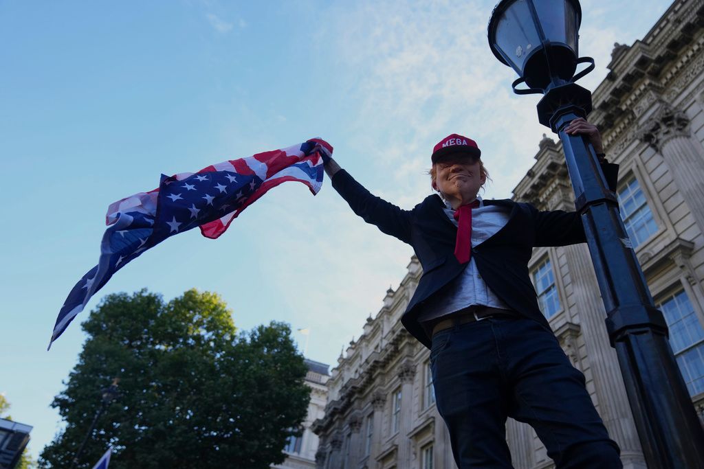 2025年9月13日。示威者參加極右派人士羅賓森（Tommy Robinson）發起的「團結王國」（Unite the Kingdom）遊行。（AP）