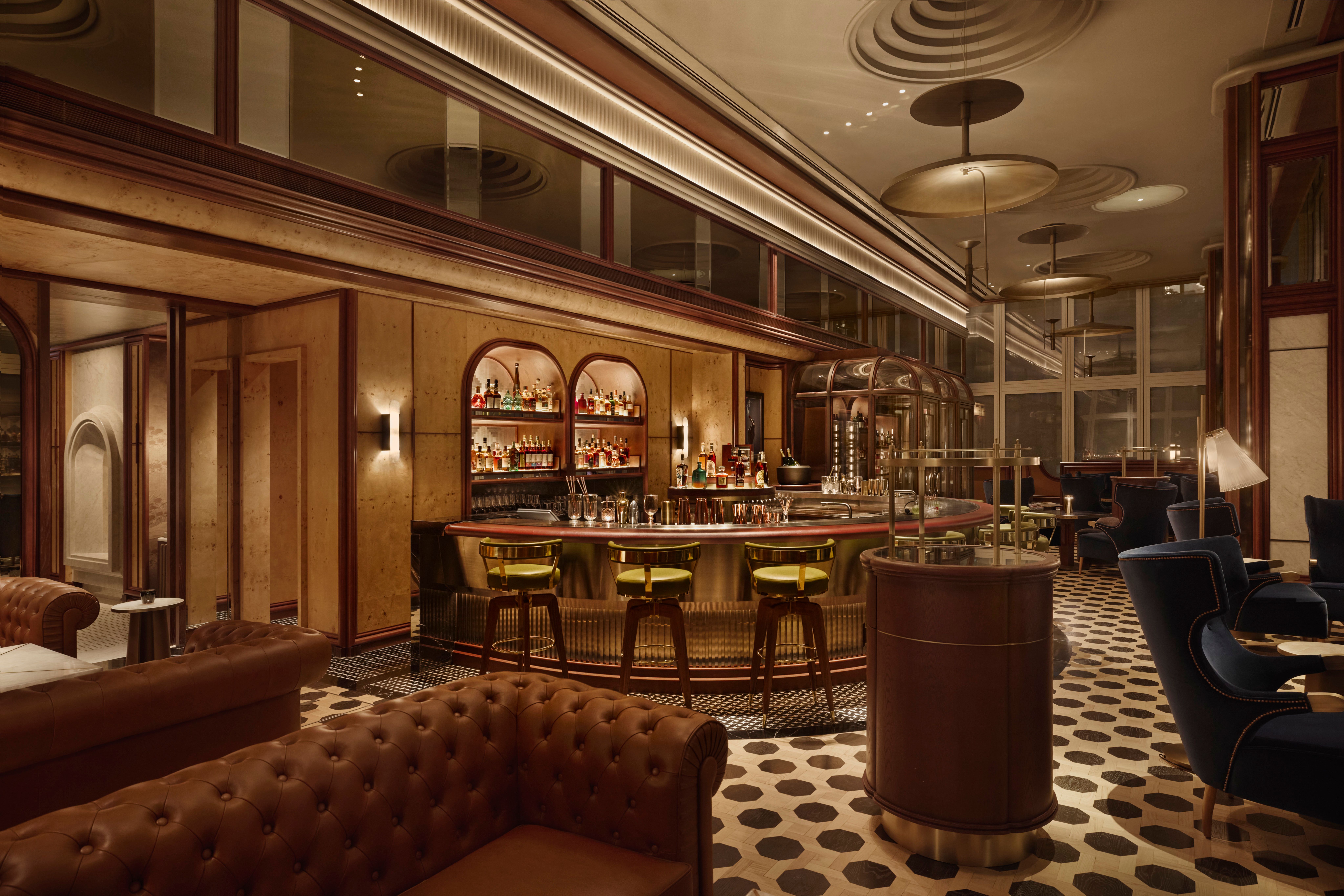 二樓 Cooper 以職人匠心精神，融合深藍絲絨與黃銅點綴的氛圍，在靜謐氛圍中細品經典與陳年風味。