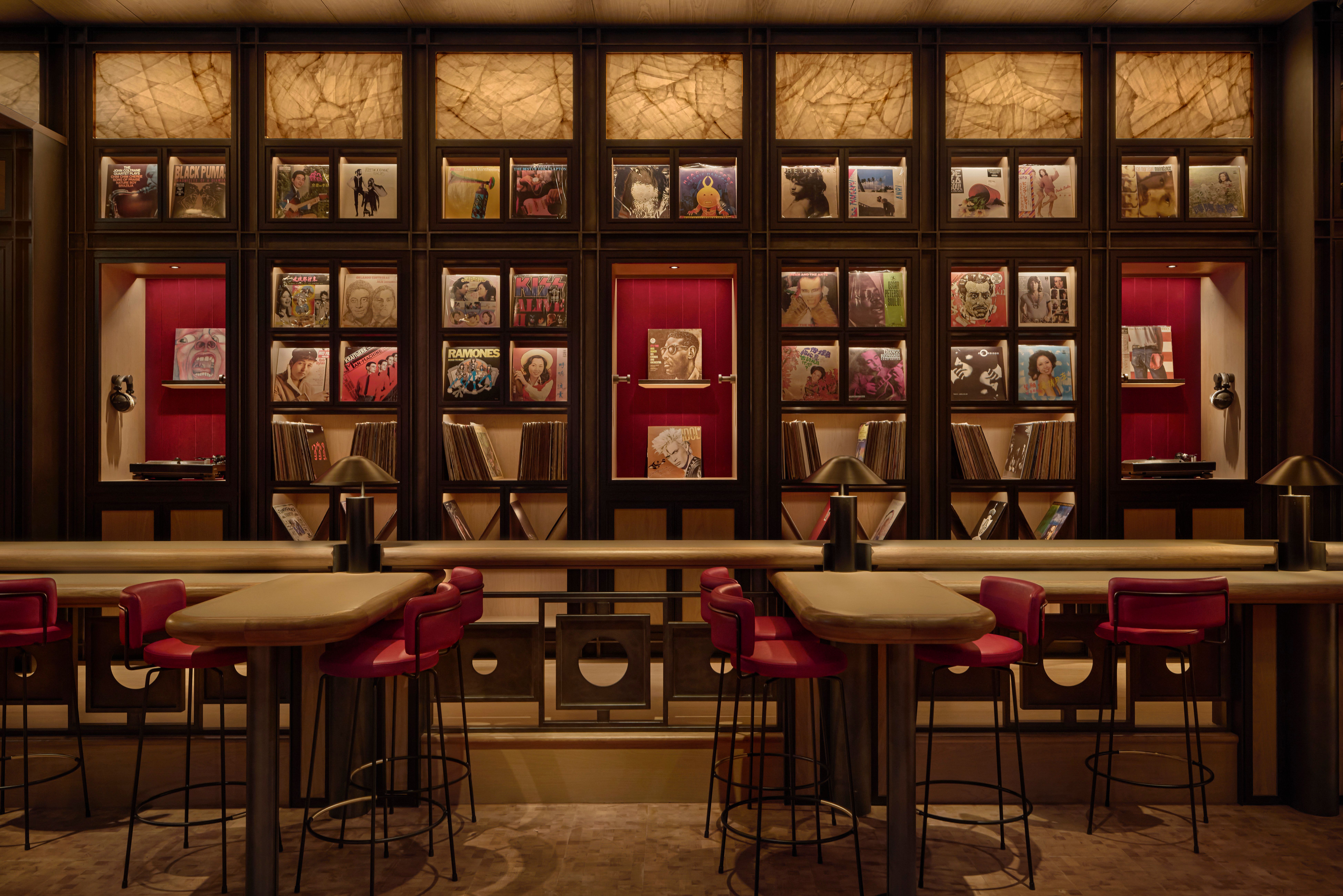 地下一樓 Playback 以日式文化與黑膠靈感，融合音樂現場與創意調酒，將節奏與情感化為味蕾共鳴。