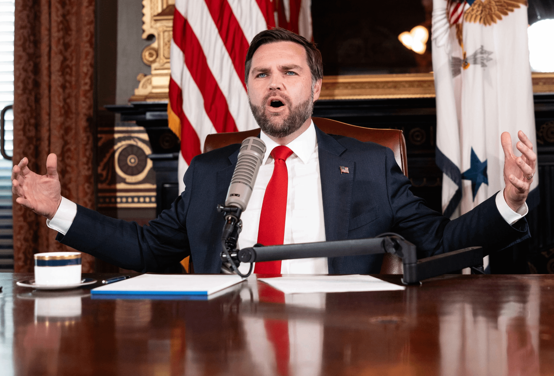 2025年9月15日，美國副總統范斯（J.D. Vance）主持《查理・柯克秀》（The Charlie Kirk Show），紀念遇刺身亡的保守派青年領袖查理・柯克（Charlie Kirk）。（美聯社）