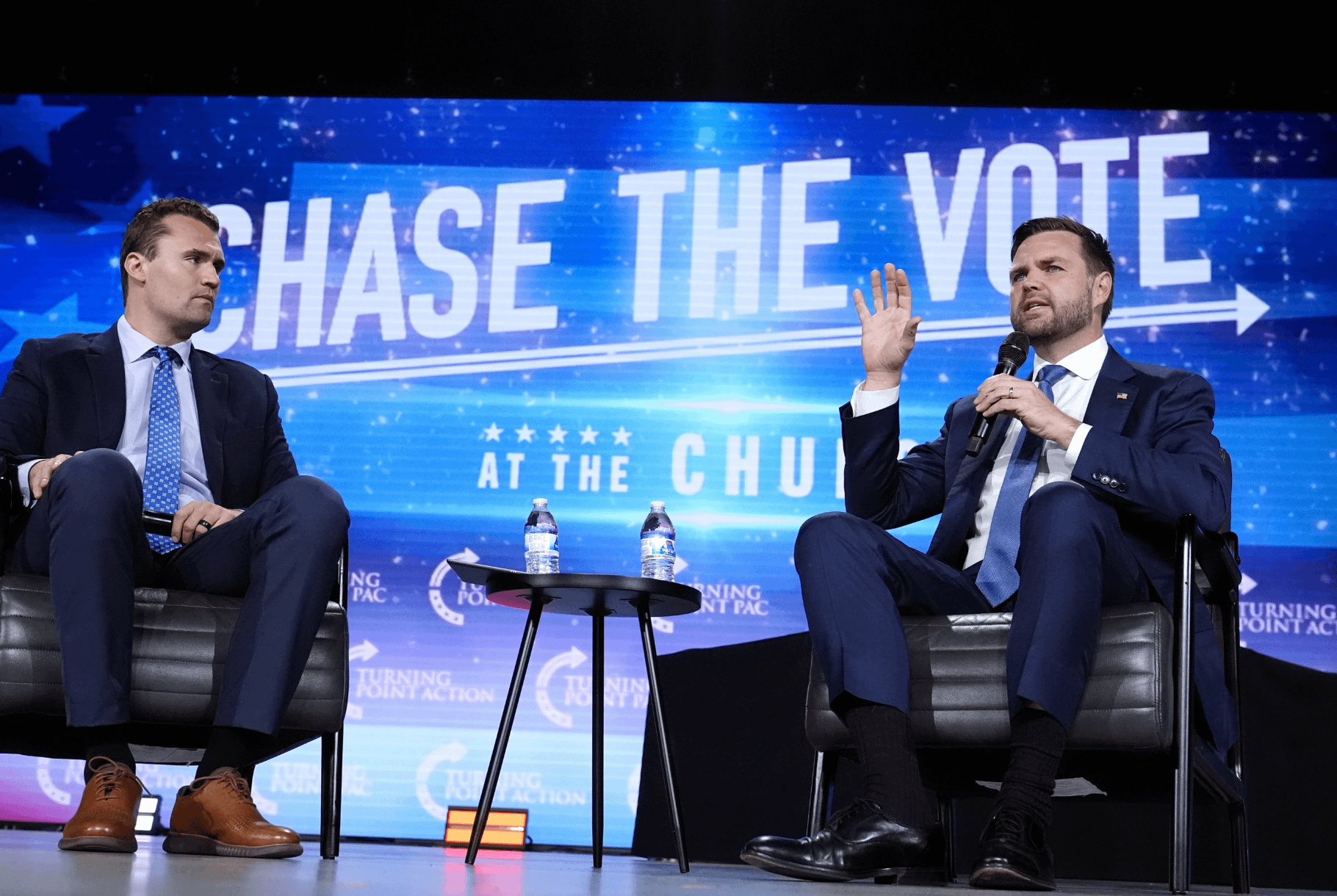 2024年9月4日，美國副總統范斯（J.D. Vance）與保守派青年領袖查理・柯克（Charlie Kirk）在活動上對談。（美聯社）