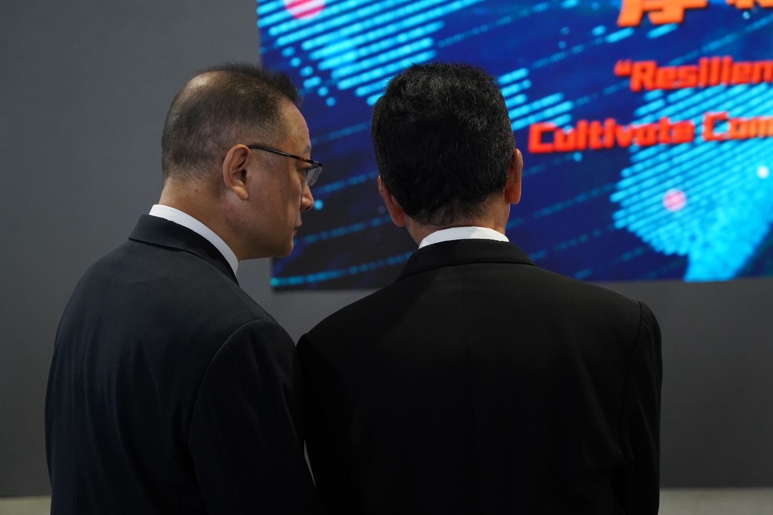 國防部長顧立雄（右）觀看國防形象影片、與孫立方（左）講話。（張曜麟攝）