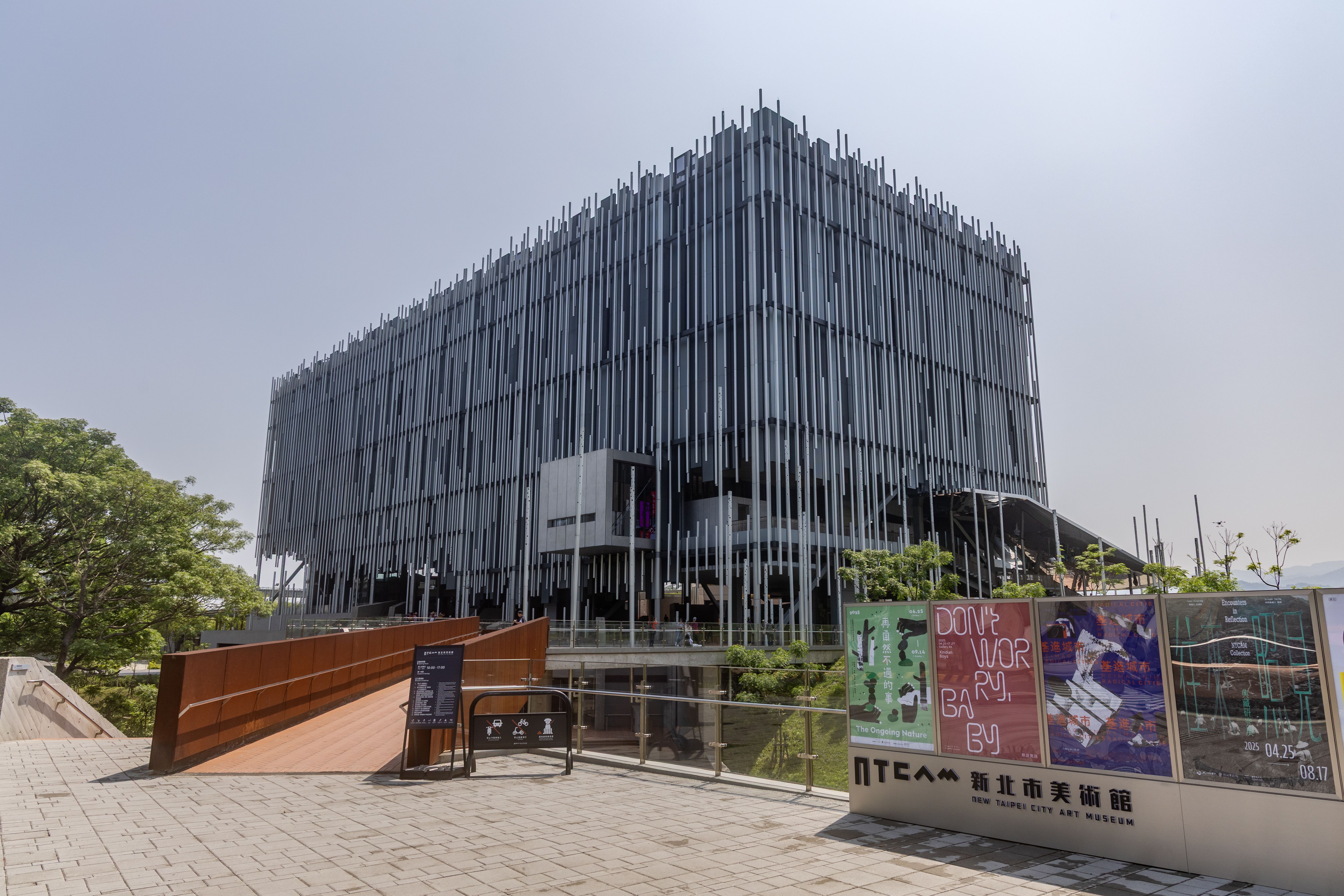 新北市美術館設計體現綠建築理念，利用大面積的玻璃帷幕以引入自然光線並減少能源消耗，並考量到通風及隔熱。圖/新北市政府觀光旅遊局提供