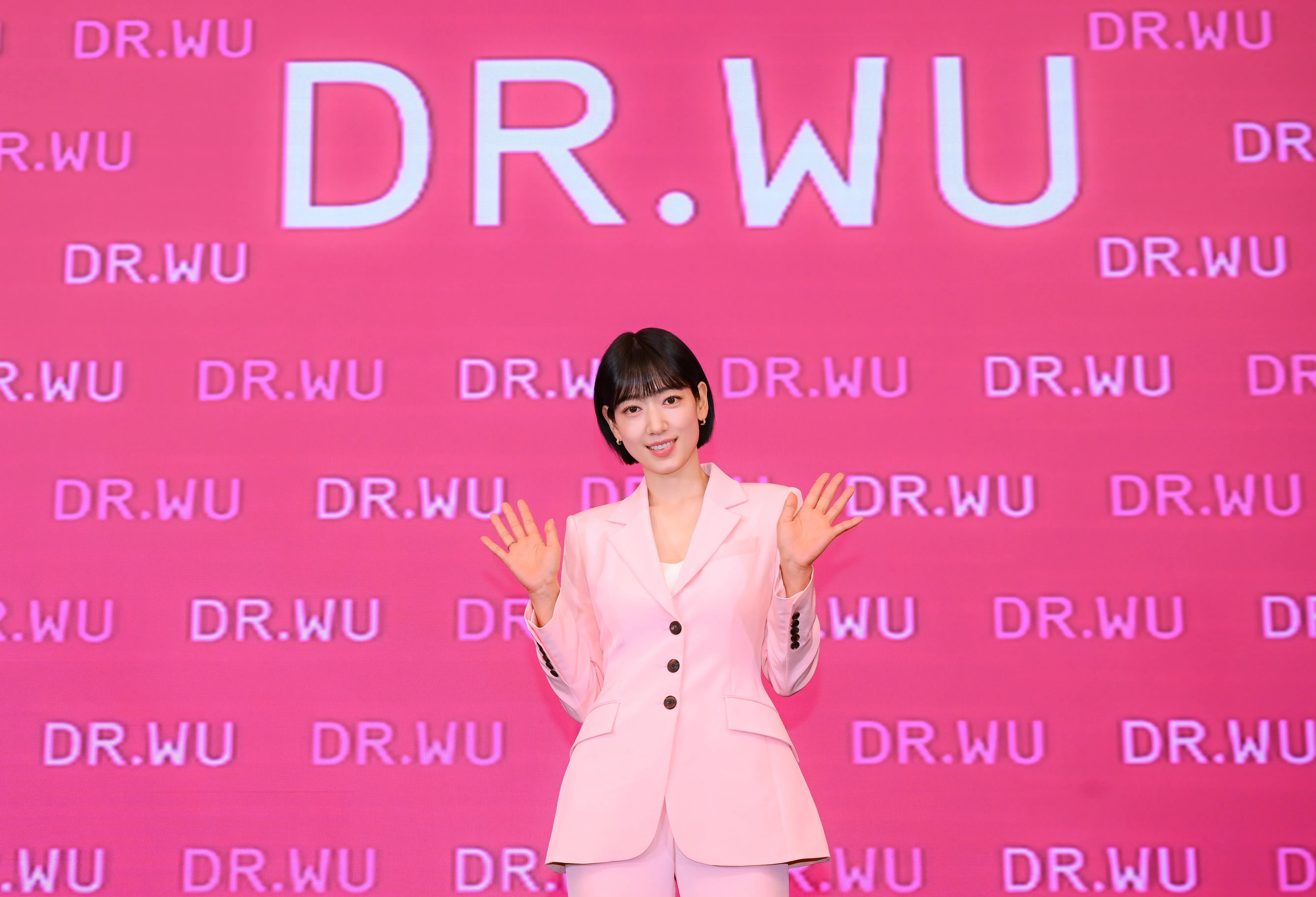 韓劇女神朴信惠驚喜現身台北！她於《DR.WU X Park Shin Hye BEAUTY PARK》新品記者會以俐落短髮造型亮相，現場尖叫聲不斷。