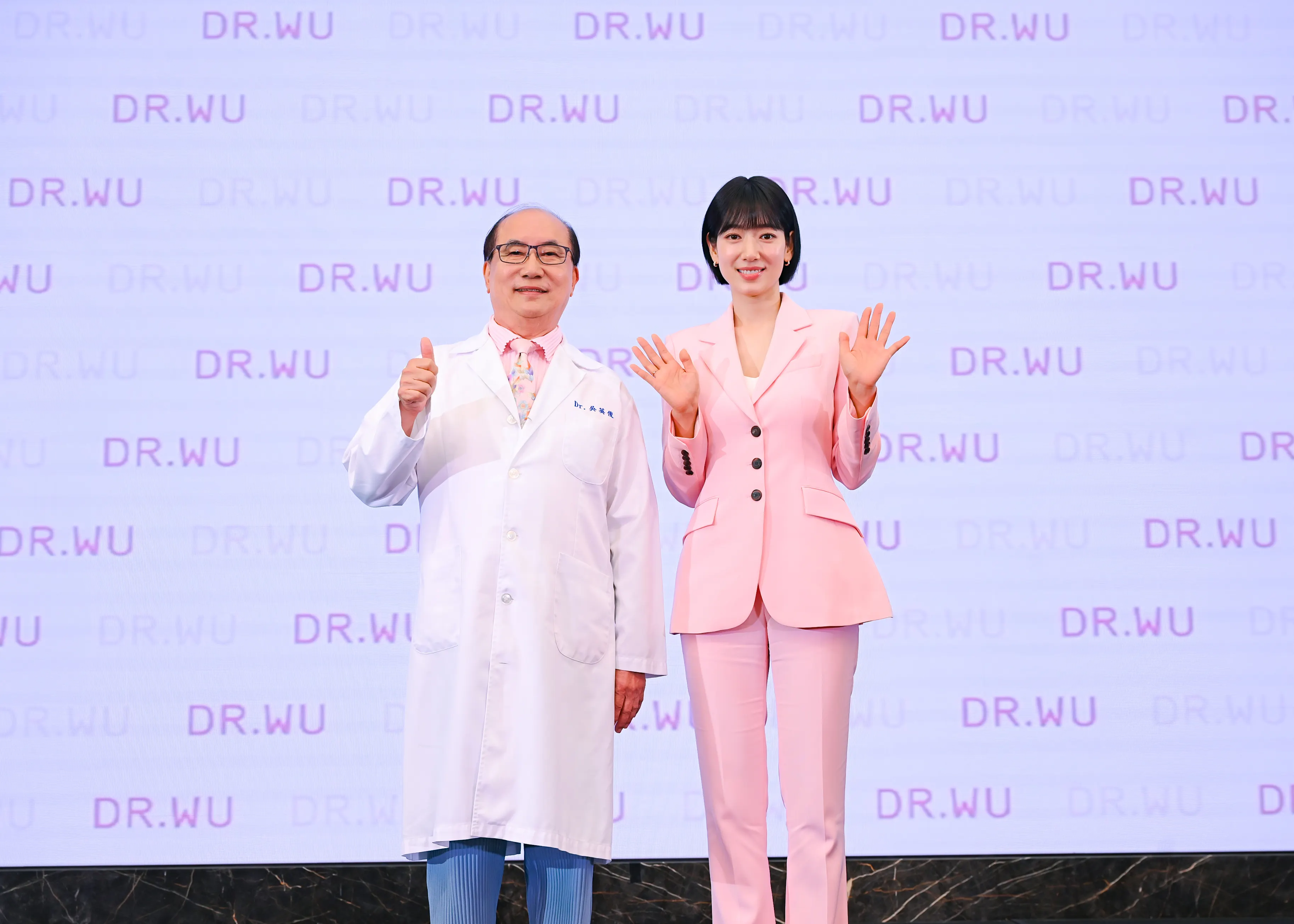 朴信惠攜手吳英俊院長，現場開張「美肌診療室」。