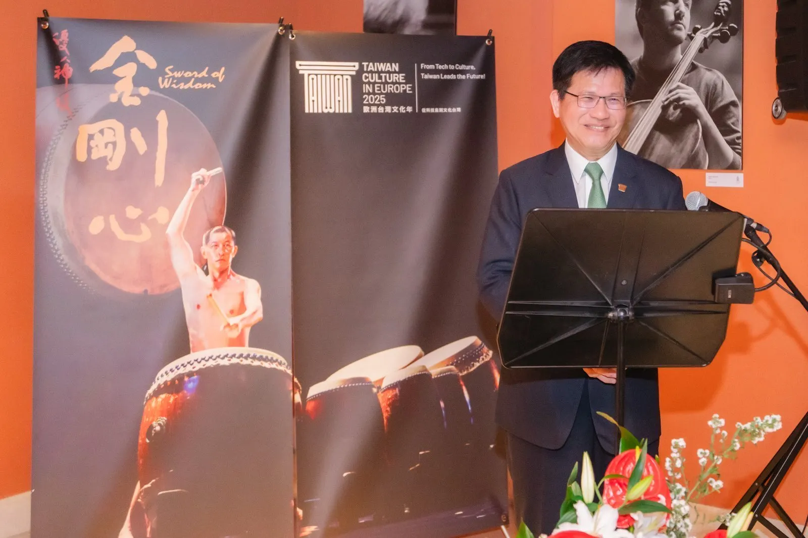 20250918-外交部長林佳龍在義大利羅馬出席「優人神鼓」演出前酒會並致詞。（外交部提供）