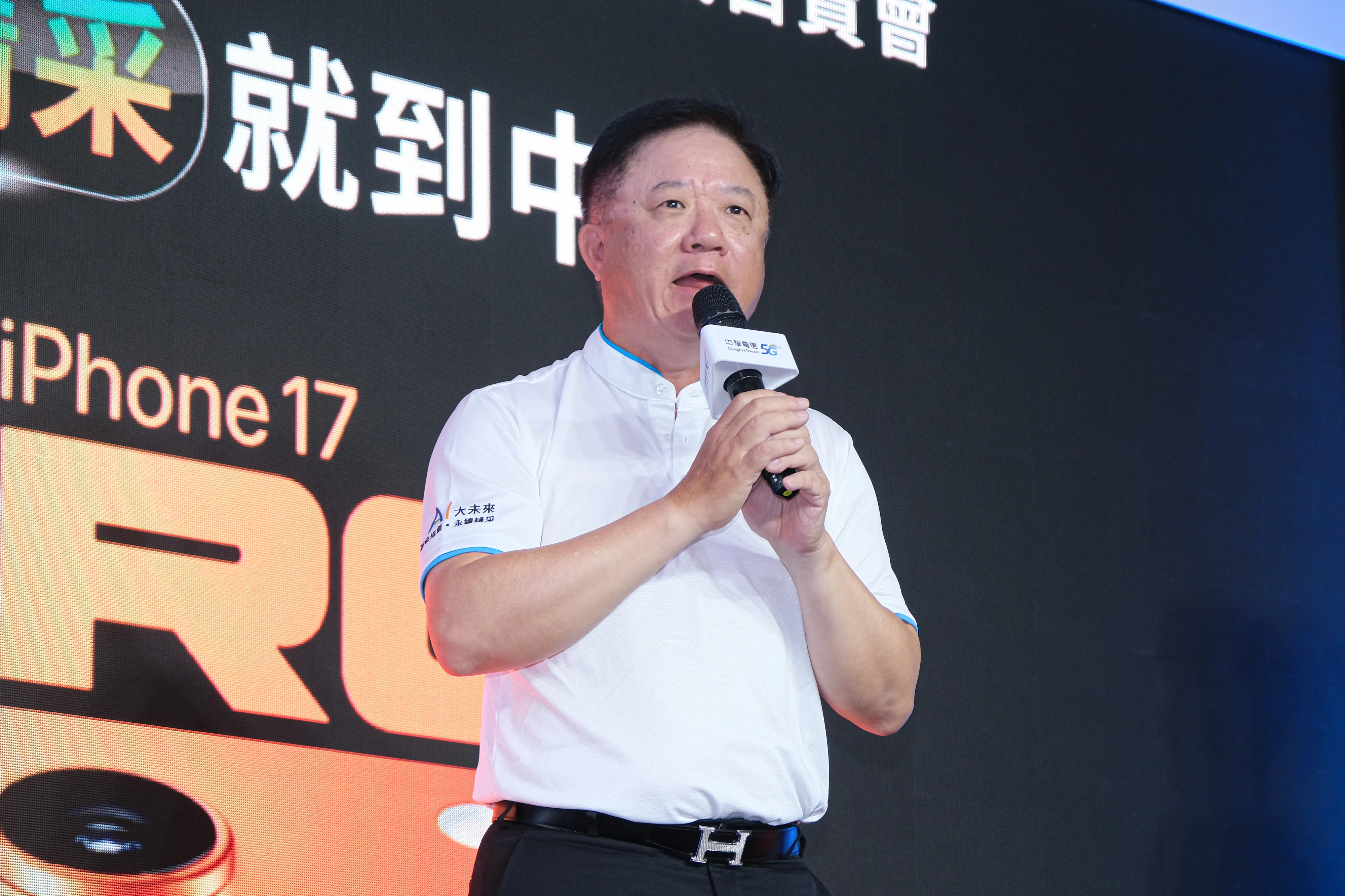 20250919-中華電信19日於台北東區服務中心舉辦 iPhone 17 全系列新機首賣會，圖為中華電信董事長簡志誠。（劉偉宏攝）