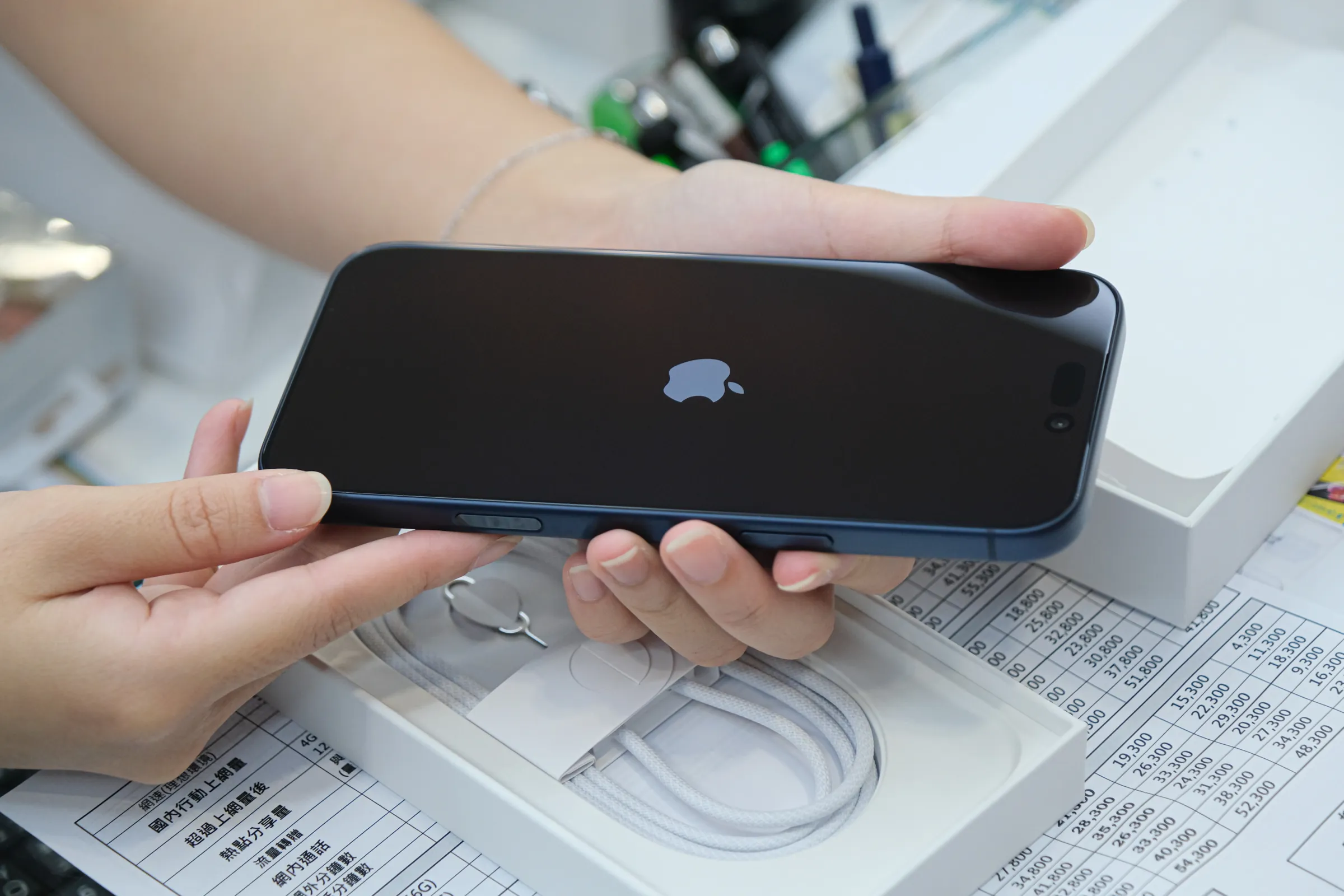 20250919-中華電信19日於台北東區服務中心舉辦 iPhone 17 全系列新機首賣會。（劉偉宏攝）