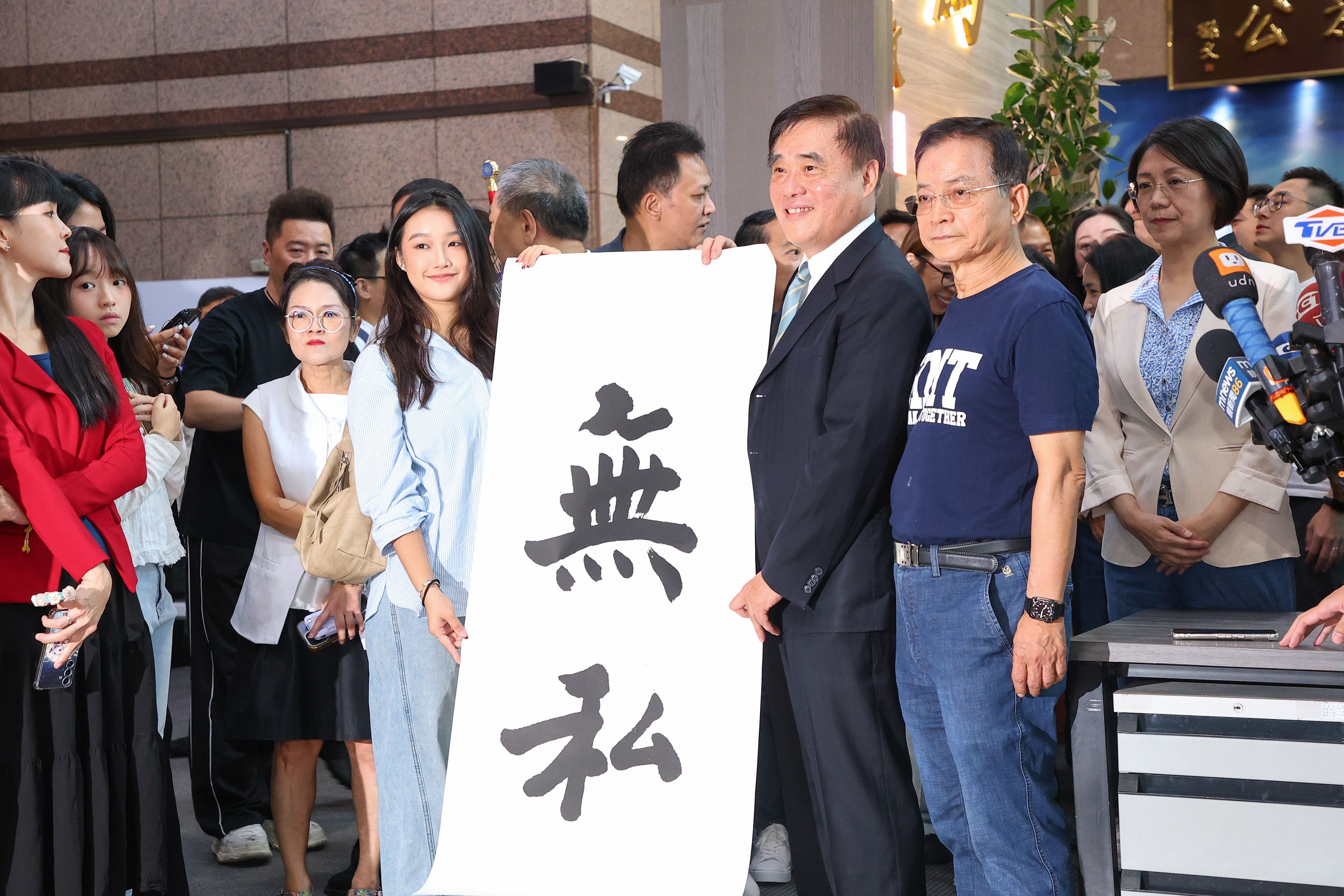 20250919-前台北市長郝龍斌（右三）19日登記參選國民黨主席。（顏麟宇攝）