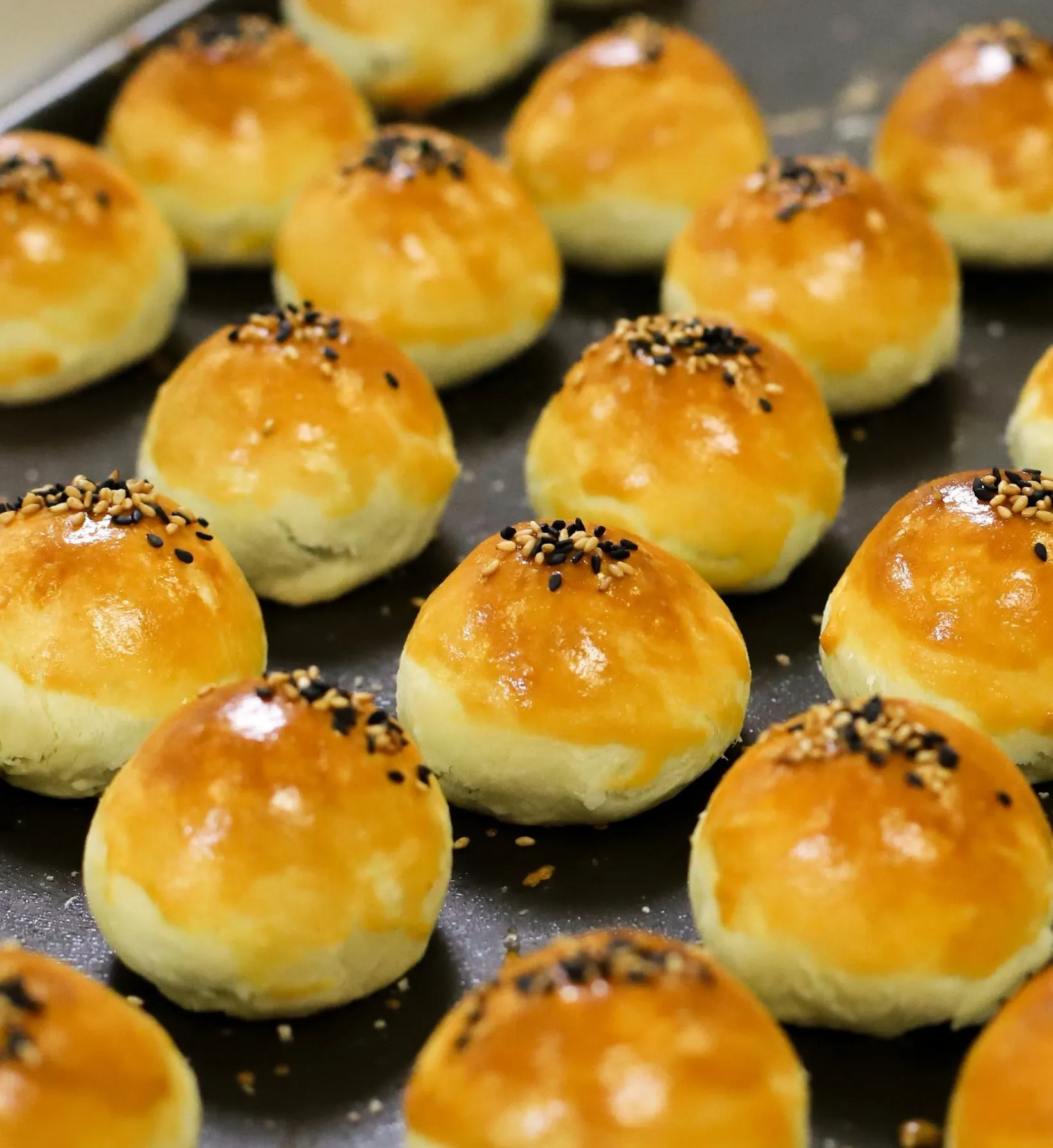 法朋甜點烘焙坊蛋黃酥。（圖／取自Le Ruban Pâtisserie 法朋烘焙甜點坊臉書專頁）