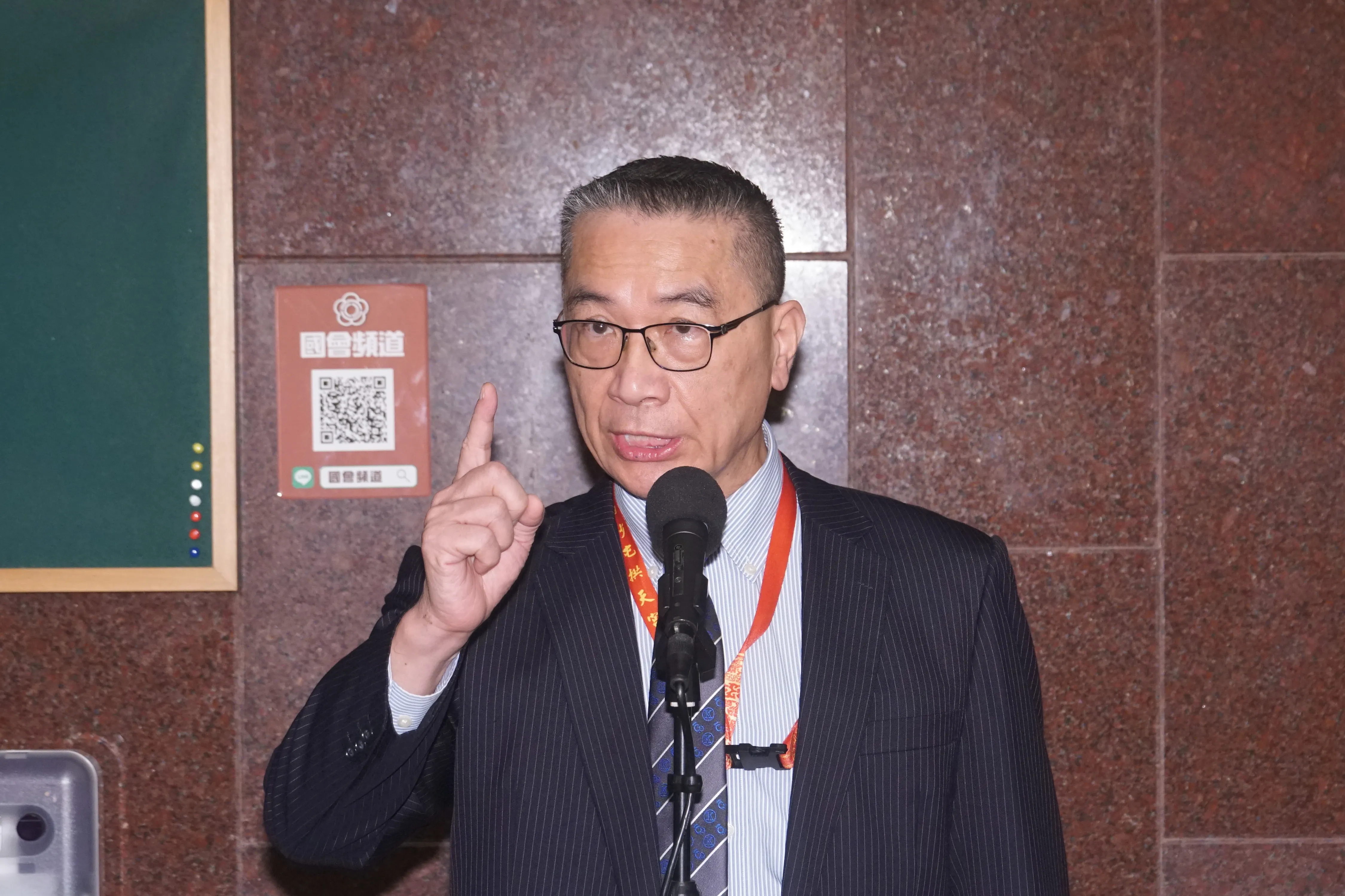 20250919-民進黨立院黨團召開黨團會議，民進黨秘書長徐國勇於入場前受訪。（蔡親傑攝）