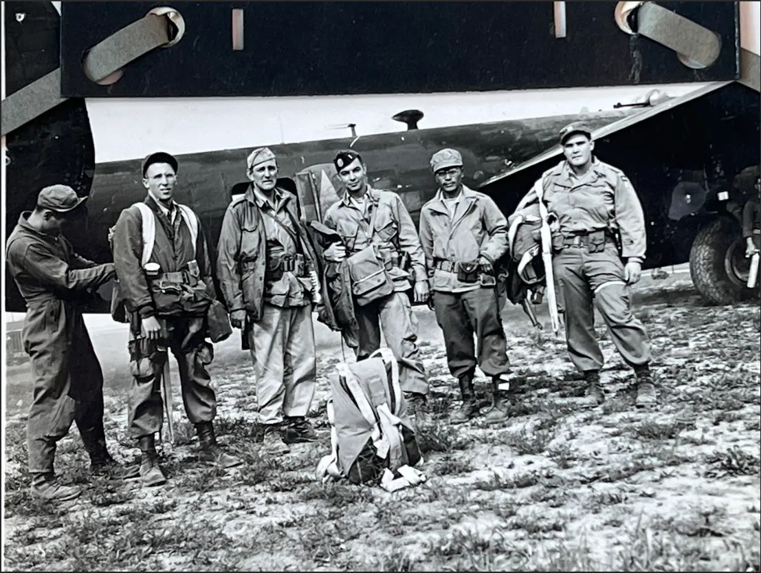 出發前的「西班牙獵犬」小組在B-24前合影，右二為中共指控的戴笠特務，真面目卻是閻寶航塞入美軍的地下黨員。（美國國家檔案館）