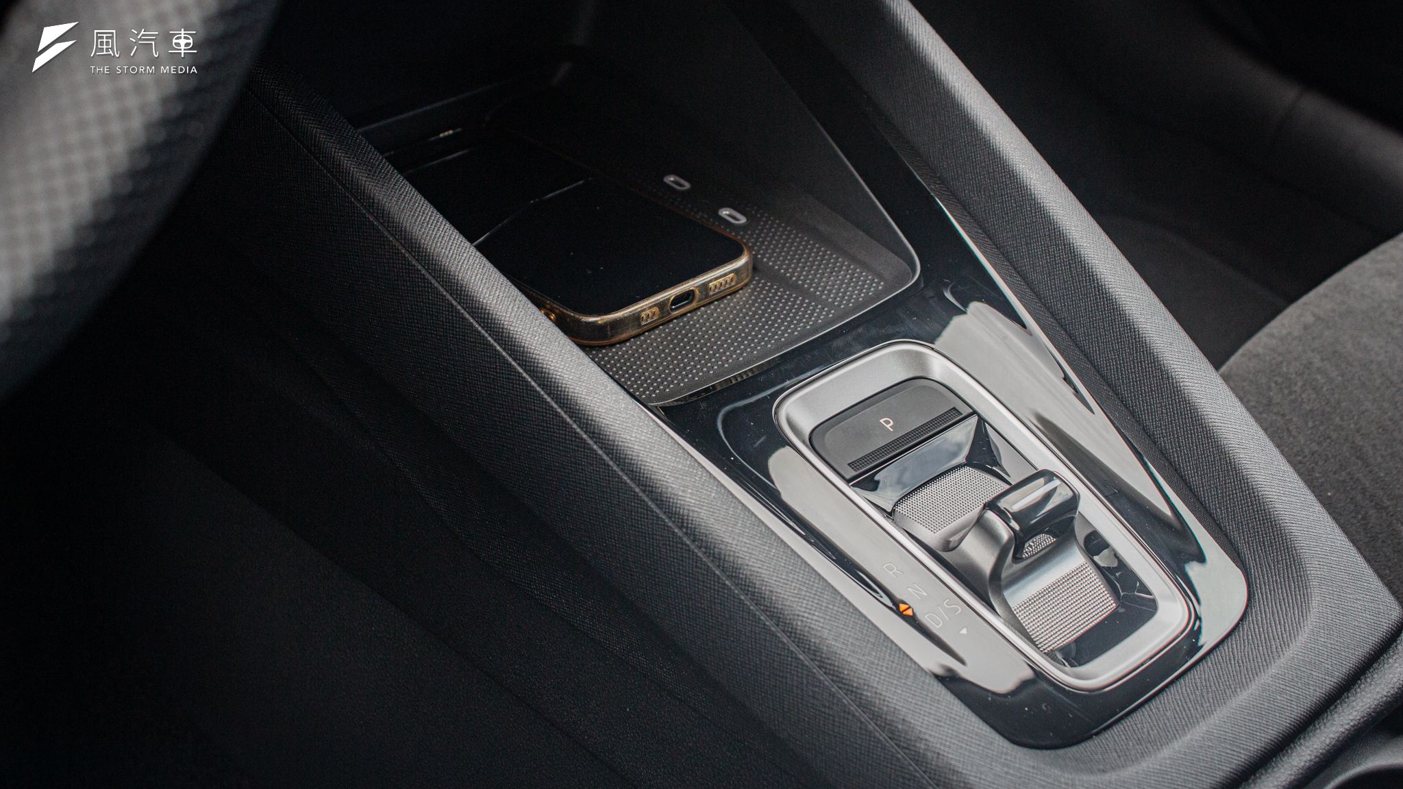 Octavia Combi 在排檔桿的設計並沒有像Superb移動到傳統雨刷的位置，而是保留在中央扶手處，前方的置物空間同時具有Qi無線充電功能。