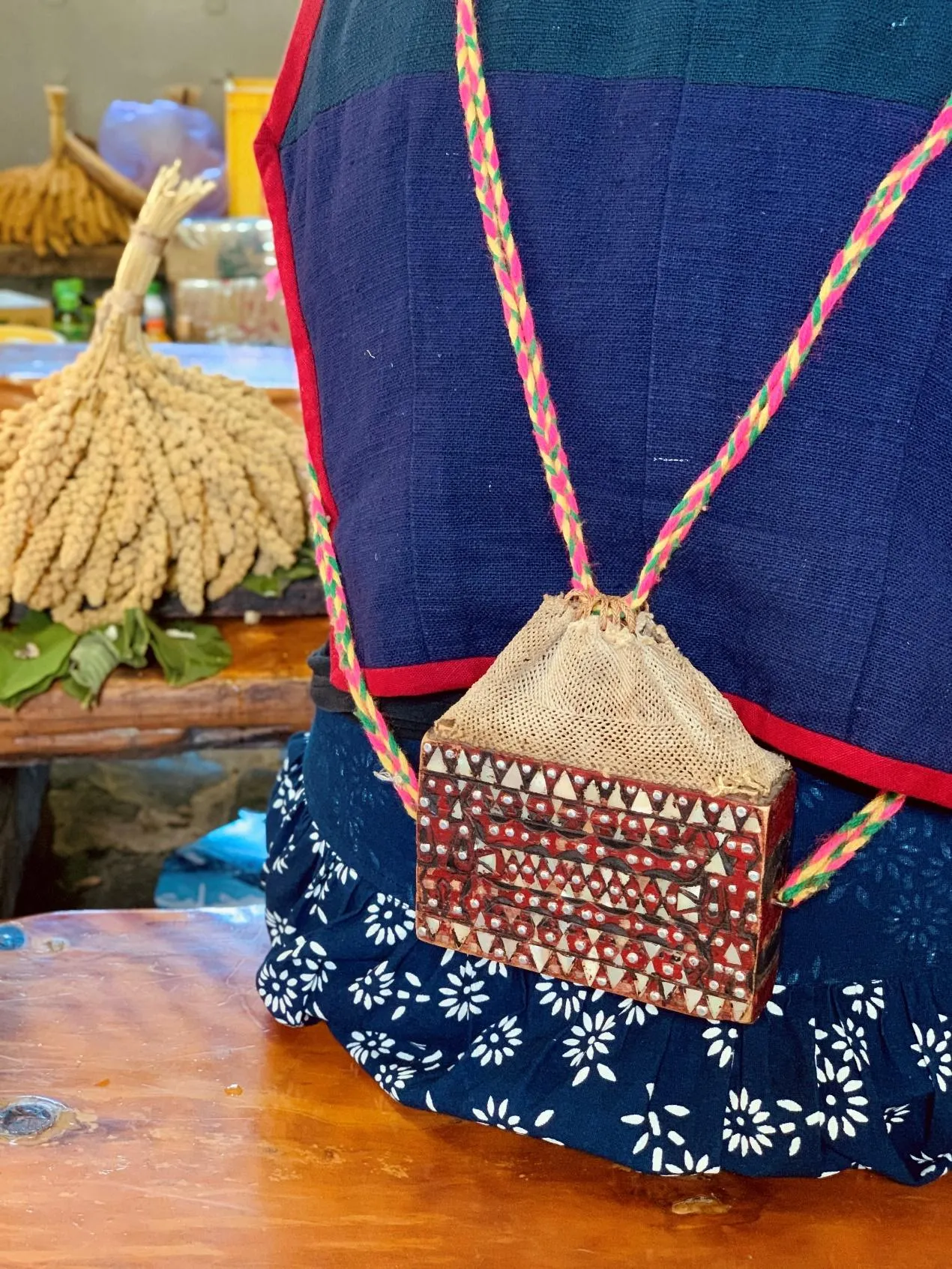 巫師執行儀式時必揹的巫術箱。(張菁芳攝)