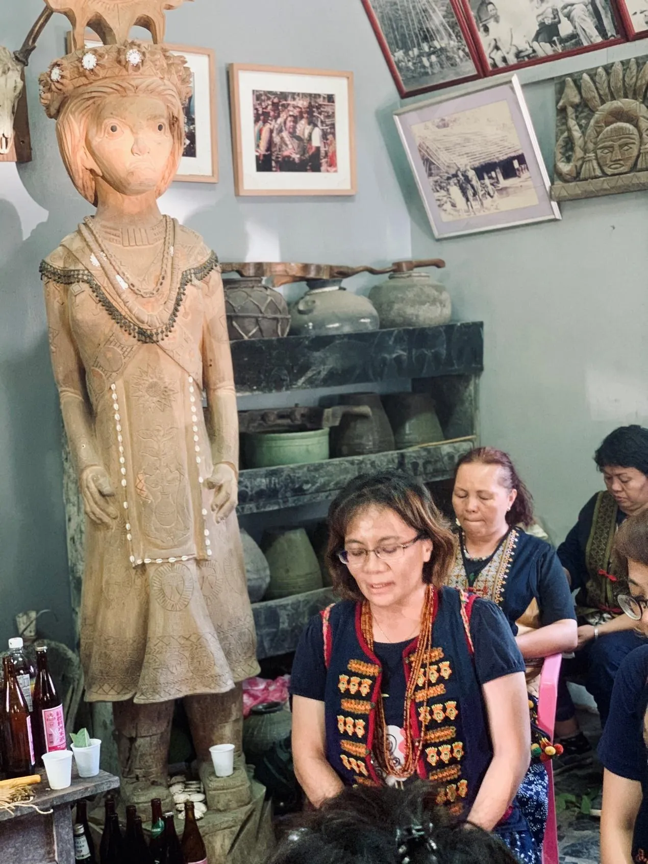 嬤芼灣在外婆道婉的雕像前執行儀式，象徵著傳承，冥冥中一切都有祖靈的庇護。(張菁芳攝)