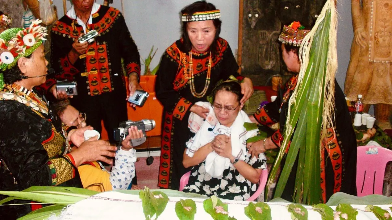 立巫儀式。嬤芼灣在立巫過程中經歷了神祕的附體與昏厥。(嬤芼灣提供）