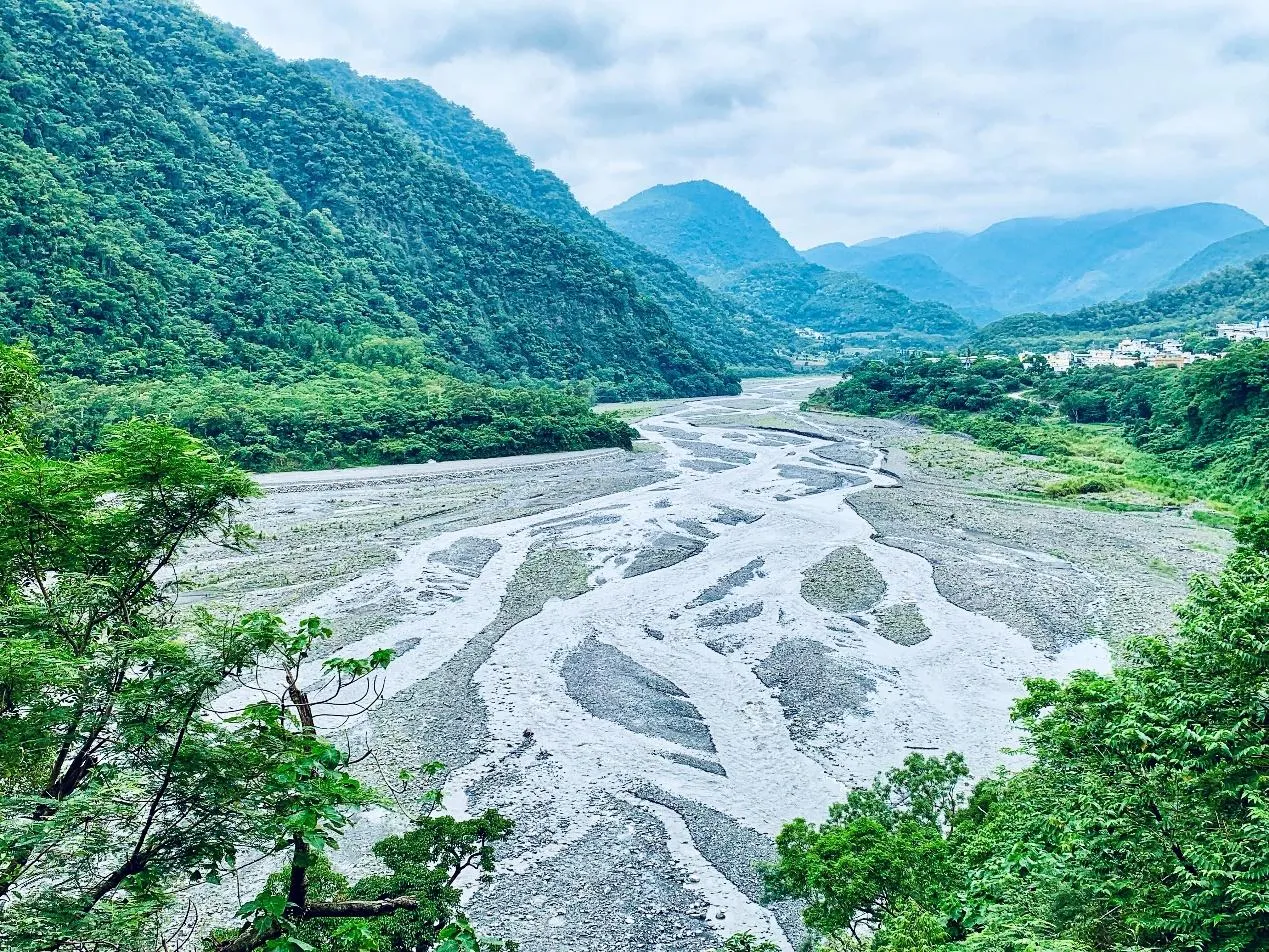 土坂部落位於倚山傍水的山脈谷地內，幾多世紀以來，大竹高溪綿延境內，彷如一條被排灣族視為神聖圖騰的百步蛇，環繞守護著整個村落。(張菁芳攝)