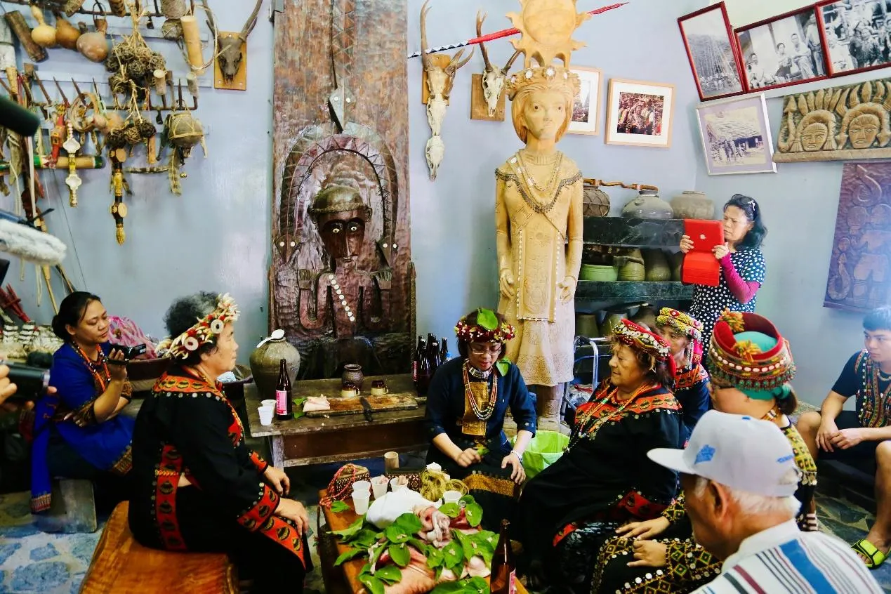 成巫儀式，此象徵自此離開師父，可以獨立執司儀式。(嬤芼灣提供)