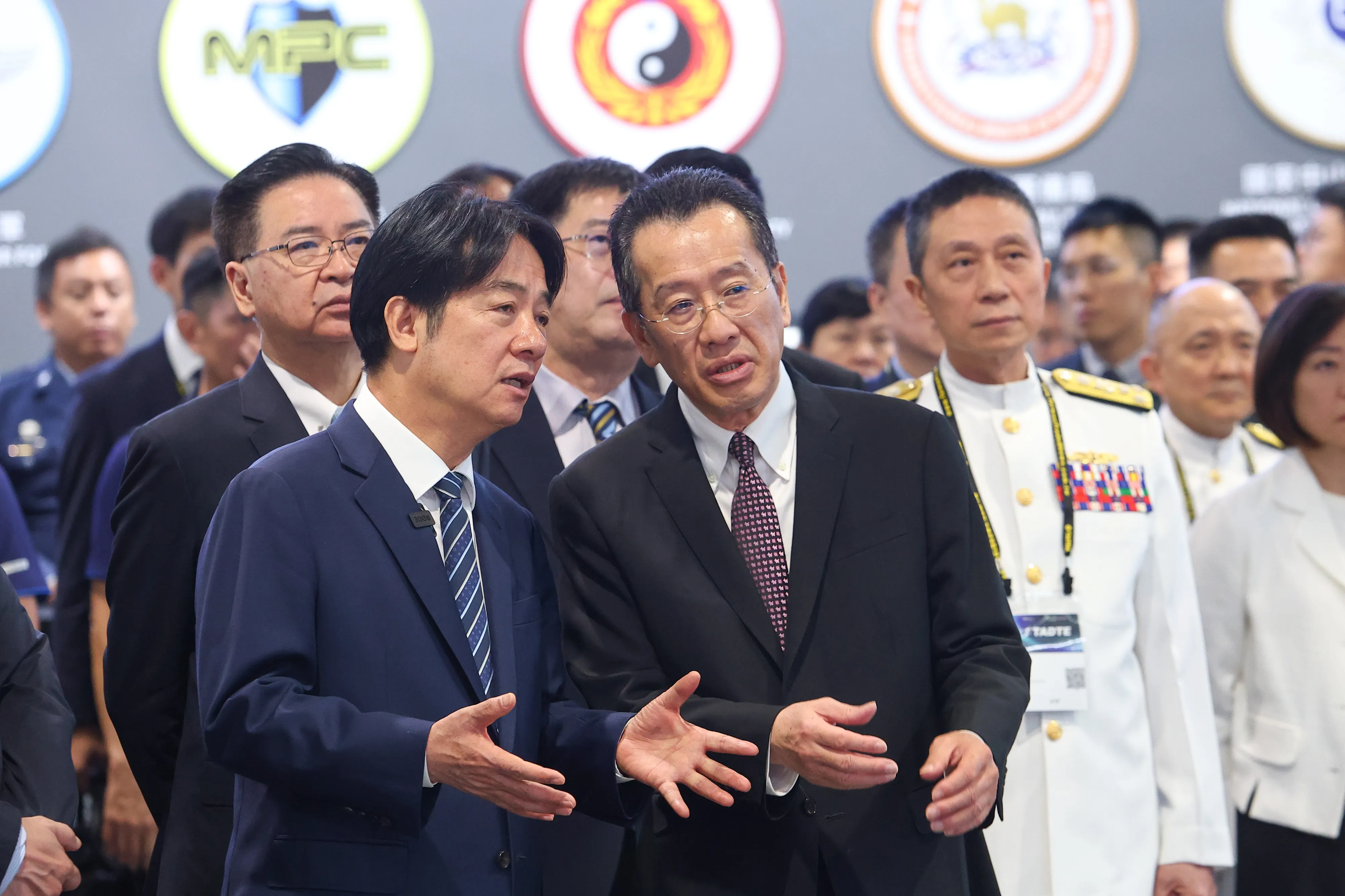 20250919-總統賴清德（左）、國防部長顧立雄（右）19日參觀「2025台北國際航太暨國防工業展」。（顏麟宇攝）
