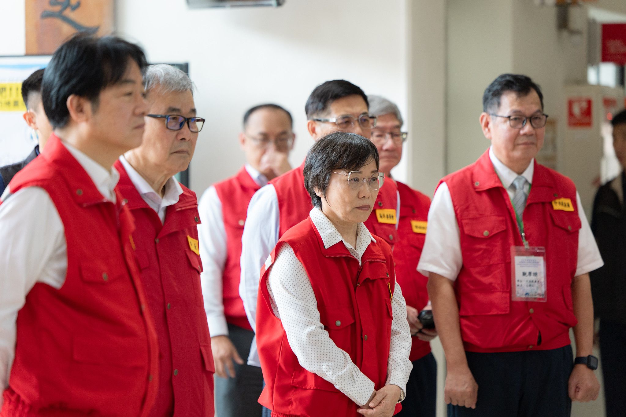 20250919-總統賴清德（左一）19日前往蘭陽女中視導各級學校及幼兒園地震避難掩護演練，內政部長劉世芳（中）陪同。（總統府提供）