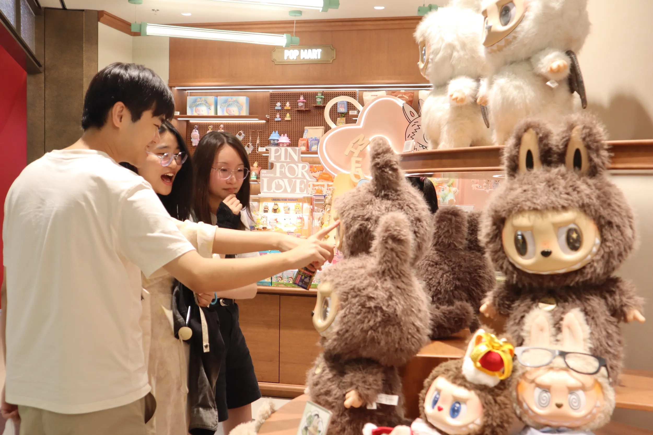 中國北京，民眾正在泡泡瑪特選購拉布布。（馬安妮 攝）