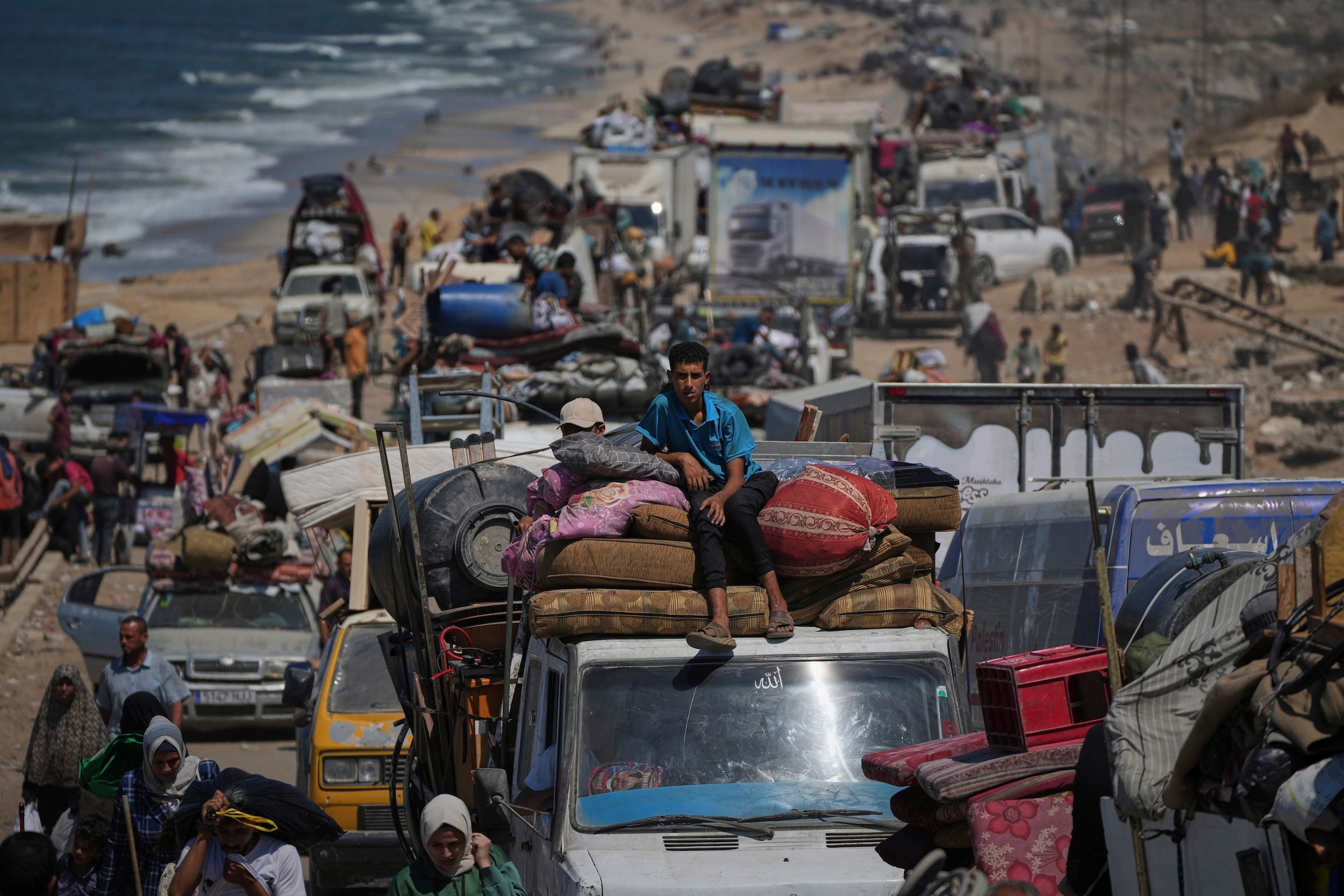 2025年9月18日，加薩走廊，流離失所的巴勒斯坦人徒步或乘車沿著沿海公路南下，攜帶行李逃離加薩市戰區。（美聯社）