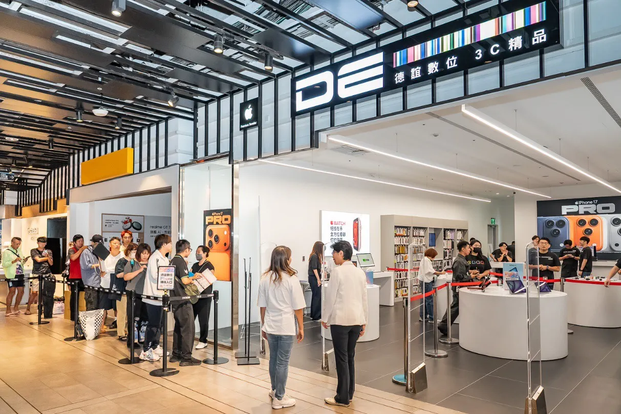 20250919-德誼數位開賣iPhone 17系列，今日在台北三創門市舉辦「幸運摸彩排隊活動」，營業前現場湧現大批民眾。（德誼數位提供）