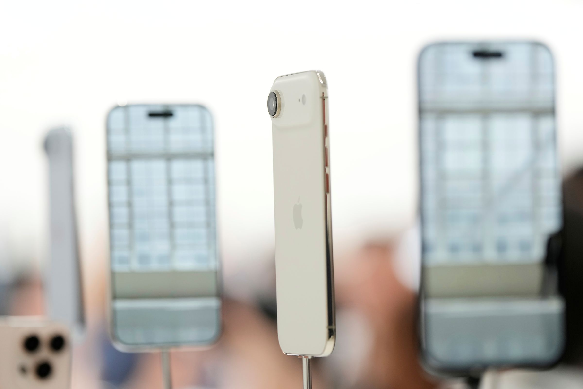 アップル最新一代智能型スマートフォンiPhone 17が専門店に展示中。（AP通信）