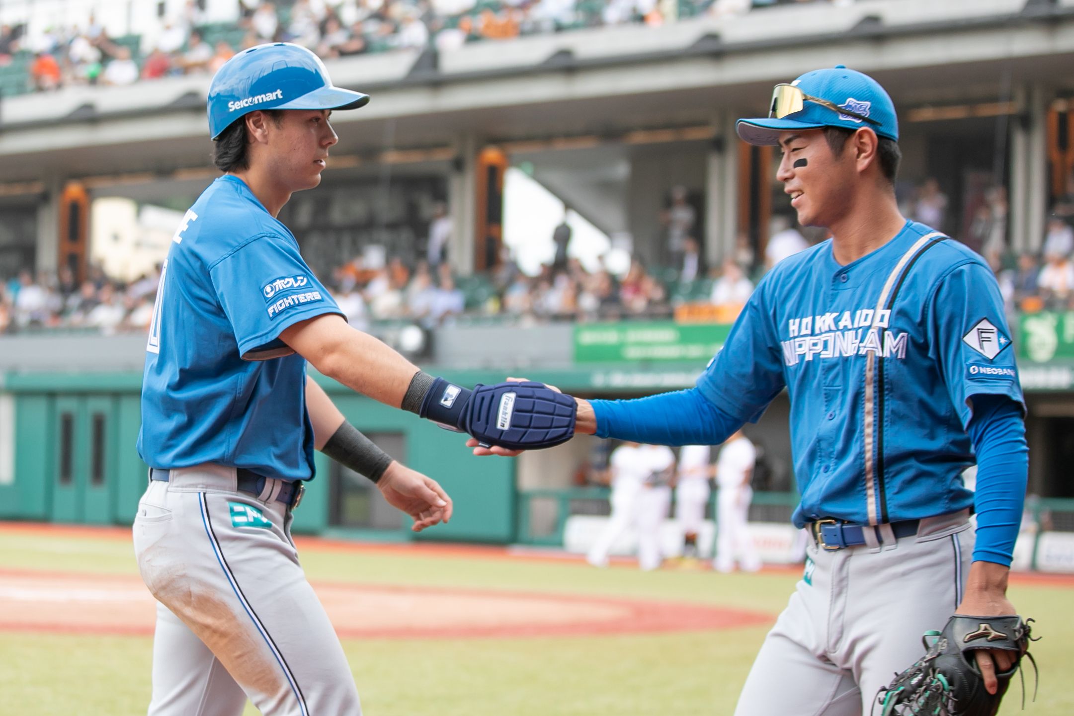日本ハムが追い付いた場面で適時二塁打を放ったマイカ与那嶺（左）。許甄玲