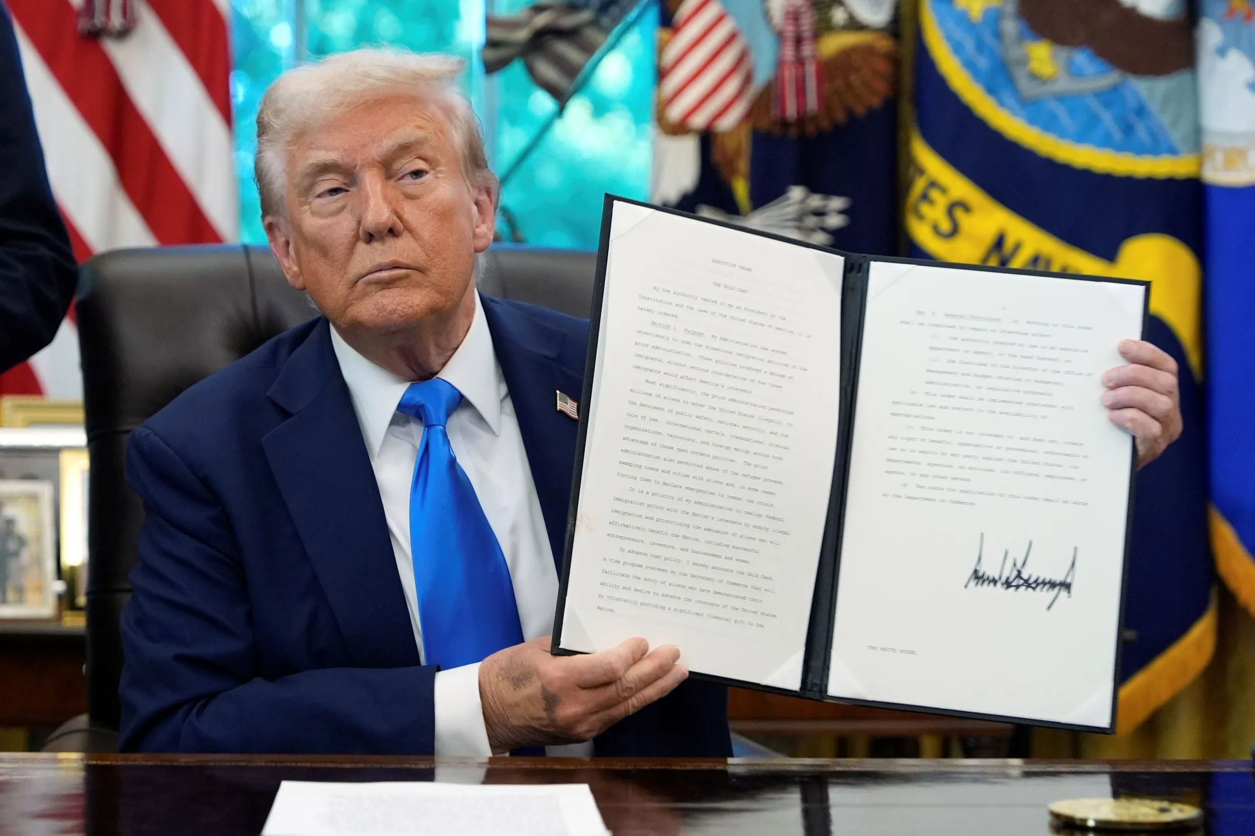 美國總統川普簽署「川普金卡」的行政命令。（美聯社）