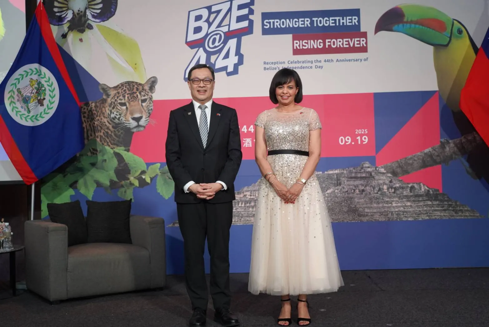 外交部政務次長陳明祺與貝里斯駐台大使梅凱瑟（Katherine Vanessa Meighan）合影。（中美洲經貿辦事處提供）