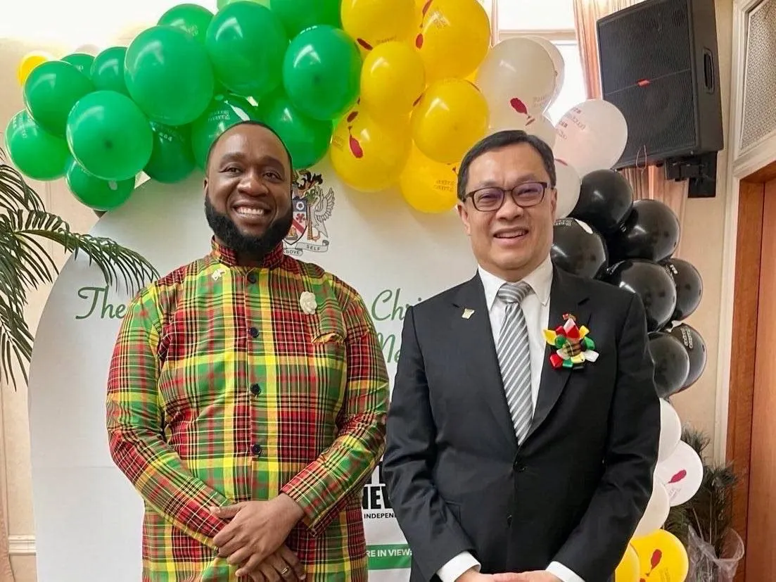 20250919-外交部政務次長陳明祺（右）19日代表出席友邦聖克里斯多福及尼維斯聯邦政府獨立42周年慶祝活動。左為克國駐台大使范東亞。（外交部提供）