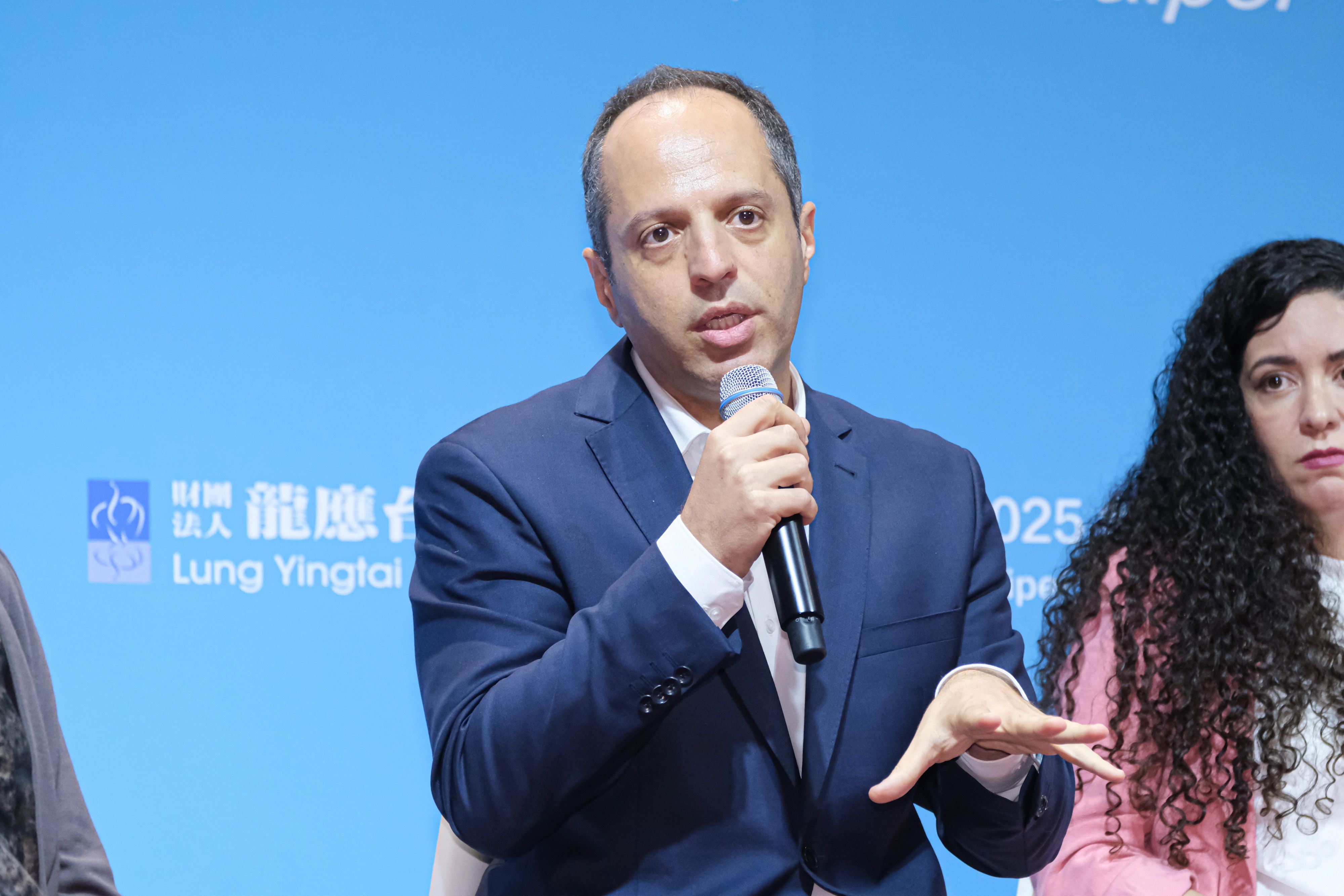 20250920-龍應台文化基金會20日於格萊天漾大飯店艋舺廳舉辦「2025 台北國際和平論壇」，圖為歐洲基層反種族主義運動會長 Benjamin Abtan。（劉偉宏攝）