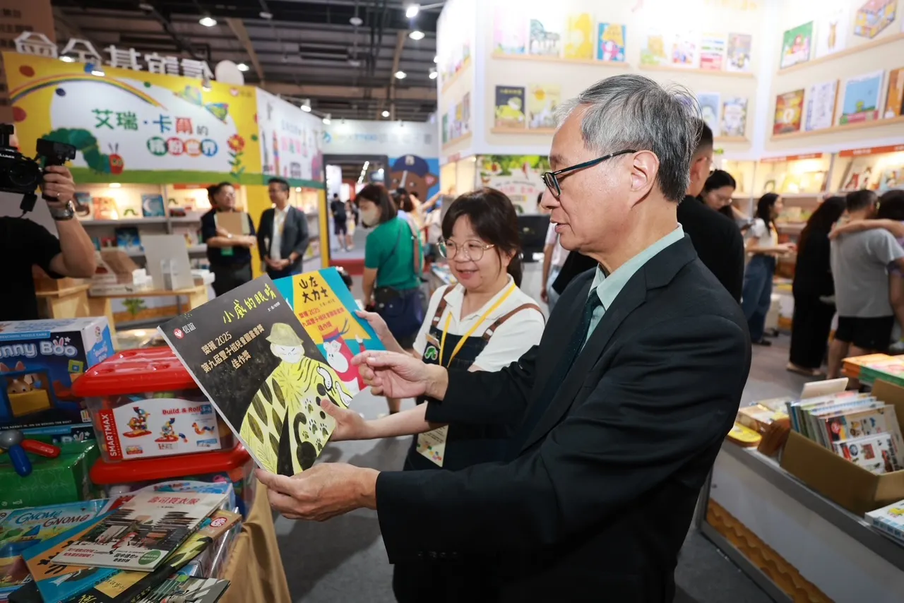 文化部長李遠走訪「臺灣國際兒少書展」各展位，了解出版業者兒少讀物的展售情形。（圖／文化部提供）