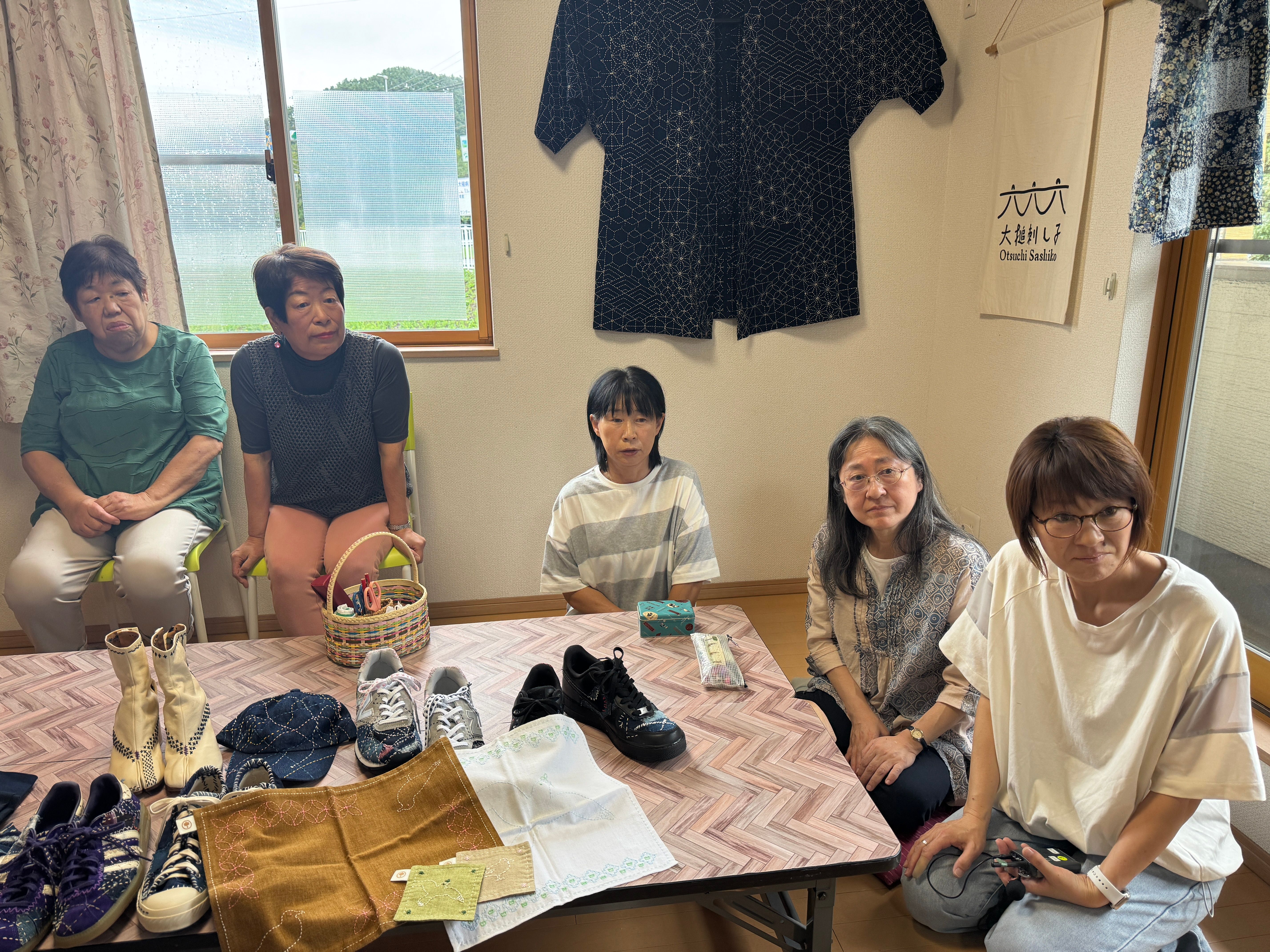 東日本大震災をきっかけに誕生した「大槌刺し子」、女性職人たちの一針一針が地域を越え世界へ広がっている。黃信維