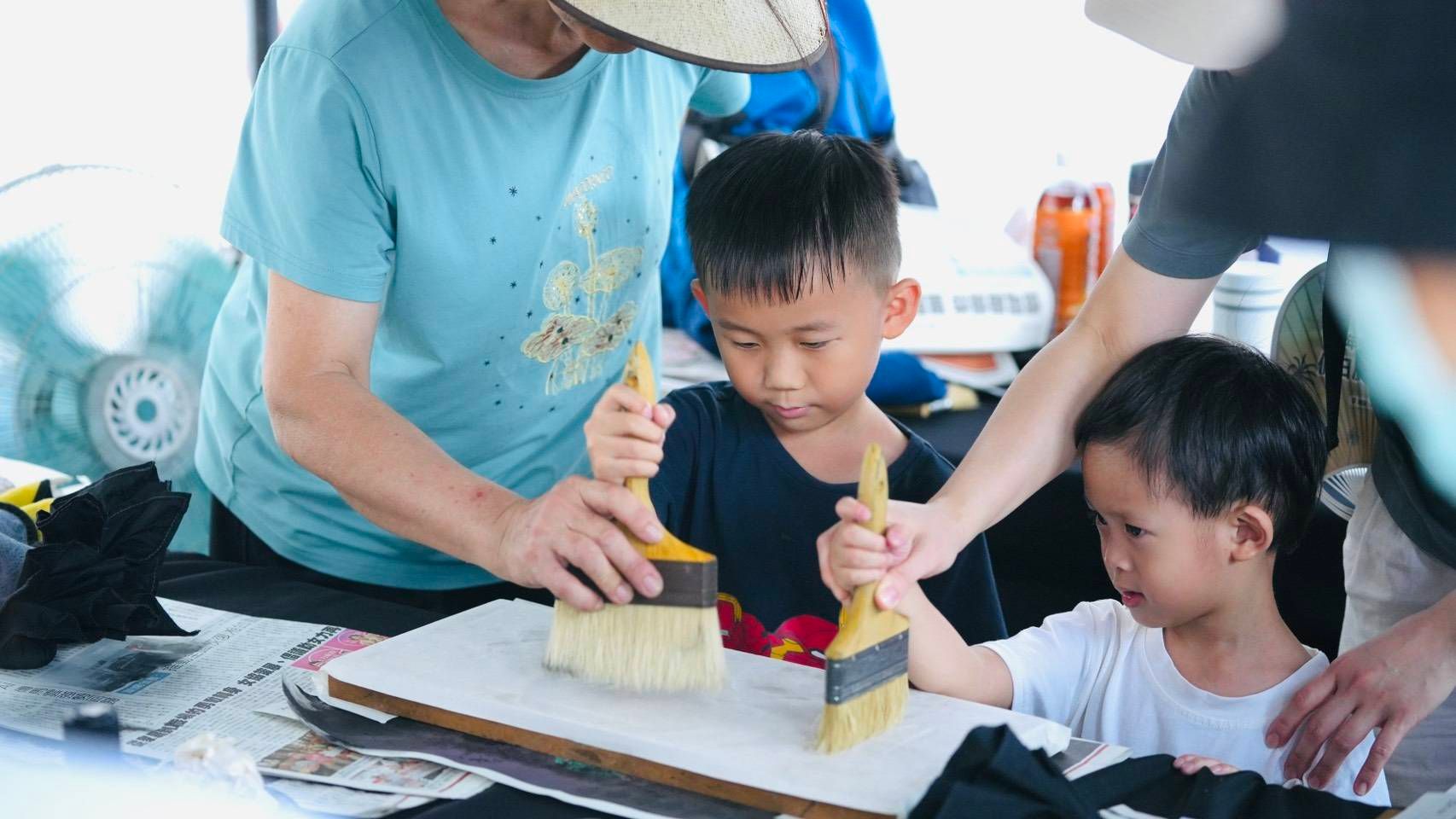 現場有「文學闖關趣」互動遊戲，設計四大挑戰關卡，讓民眾透過趣味任務體驗敬字惜紙與文學精神。（圖／桃園市政府客家局提供）