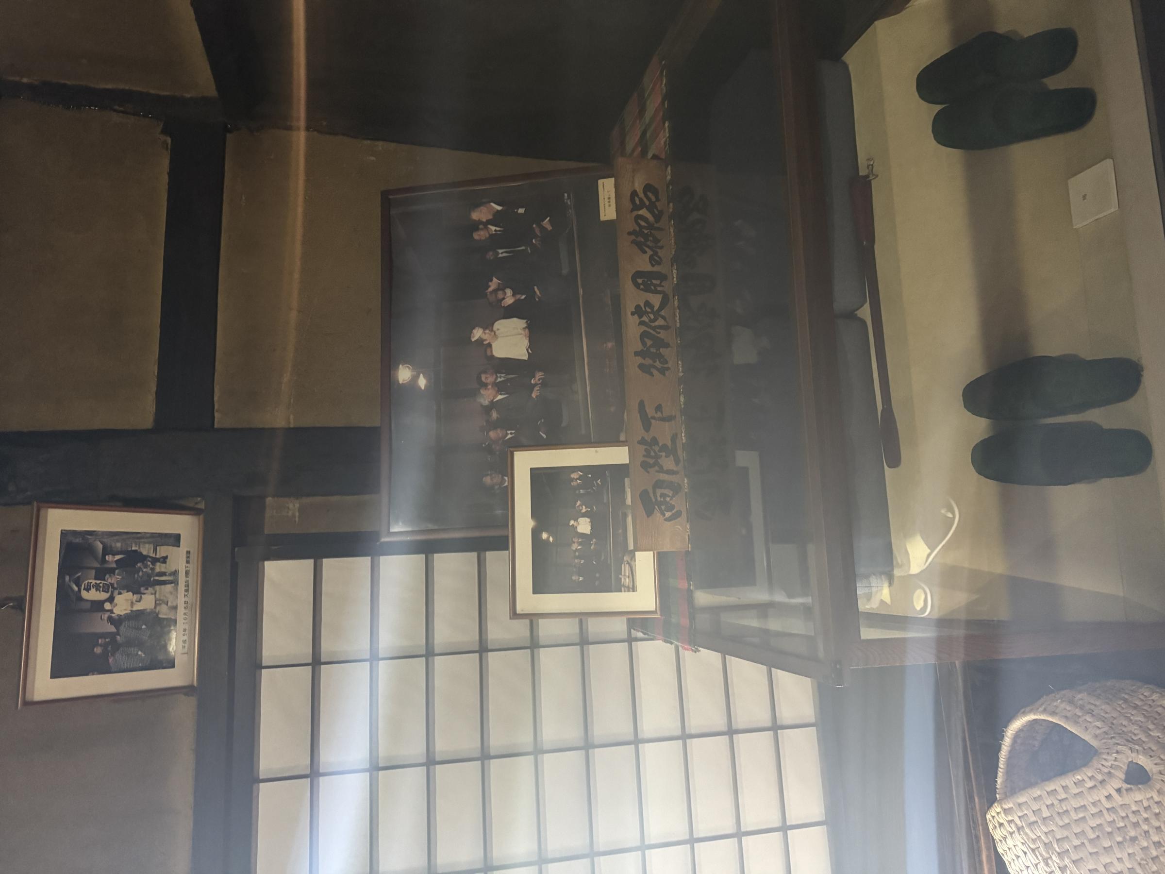 岩手県遠野市の遠野伝承園・御蚕神堂には約1,000体のオシラサマが安置され、娘と馬の悲恋に由来する民間信仰として今も地域に受け継がれている。黃信維