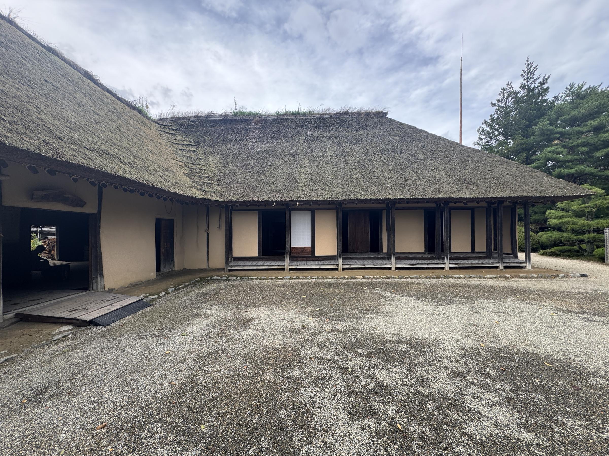 岩手県遠野市の遠野伝承園・御蚕神堂には約1,000体のオシラサマが安置され、娘と馬の悲恋に由来する民間信仰として今も地域に受け継がれている。黃信維