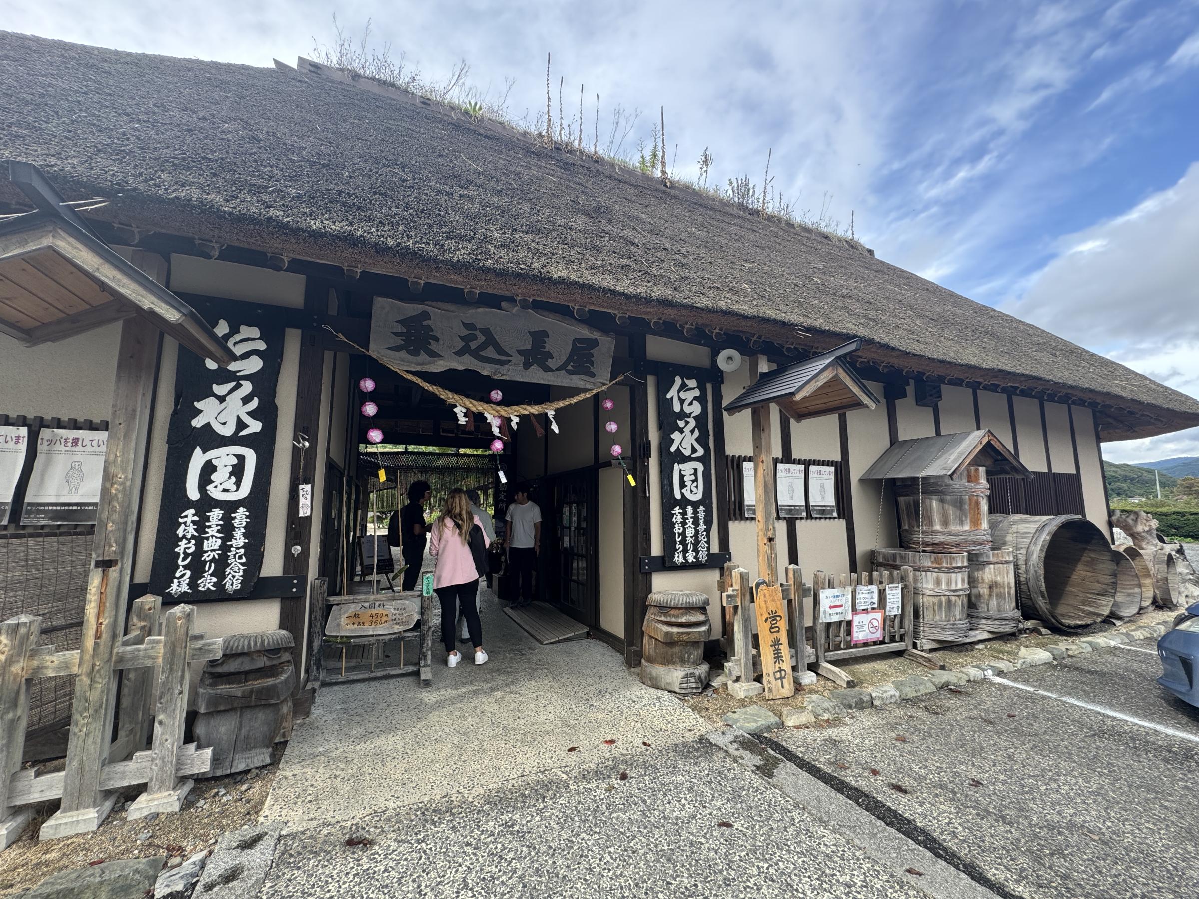 岩手県遠野市の遠野伝承園・御蚕神堂には約1,000体のオシラサマが安置され、娘と馬の悲恋に由来する民間信仰として今も地域に受け継がれている。黃信維