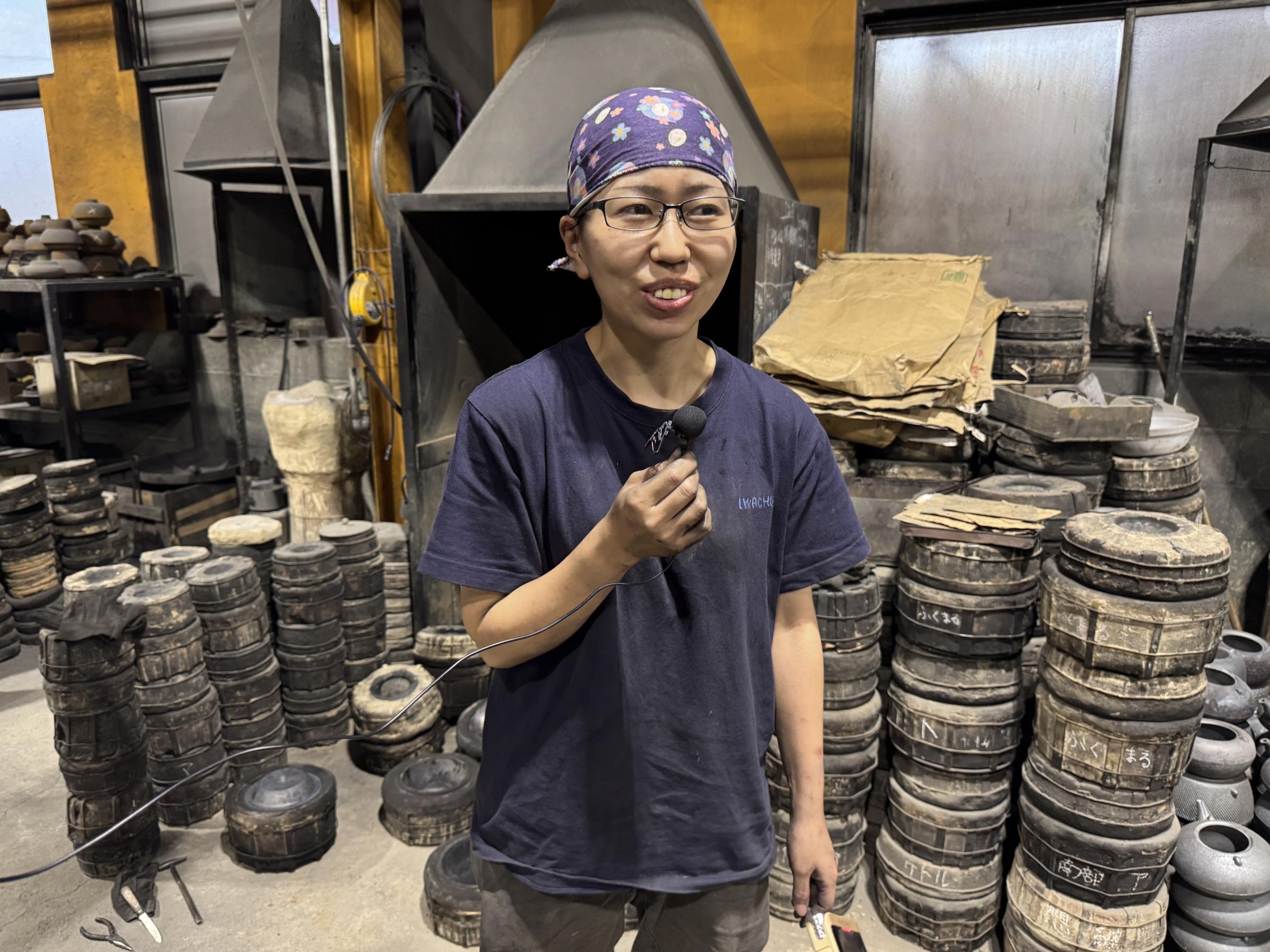 岩鋳は南部鉄器の伝統を守りつつ、彩色鉄壺を含む製品を世界30か国に展開している。黃信維