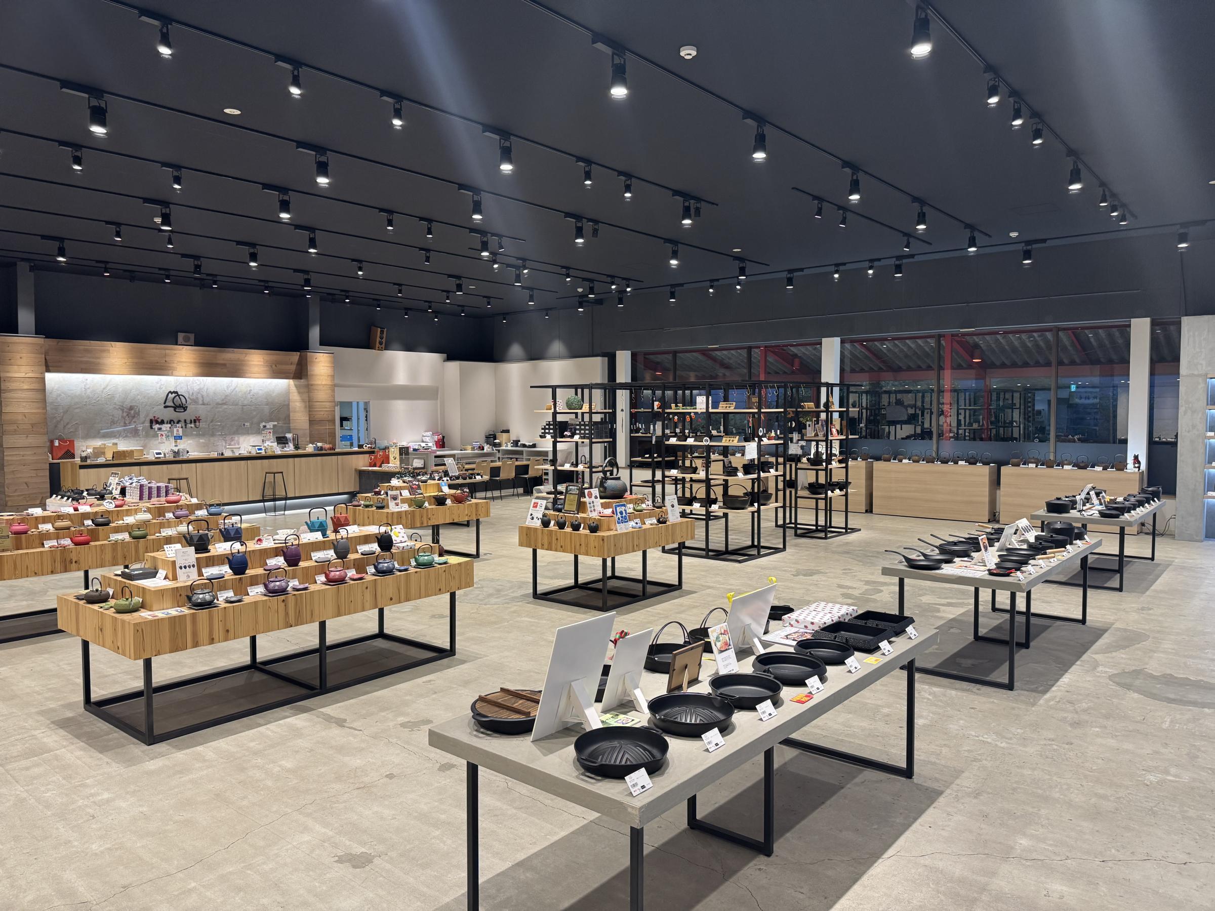 岩鋳は南部鉄器の伝統を守りつつ、彩色鉄壺を含む製品を世界30か国に展開している。黃信維